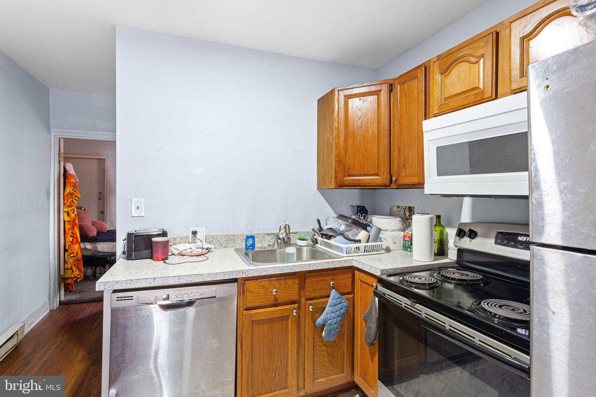 526 W CAMBRIA STREET
