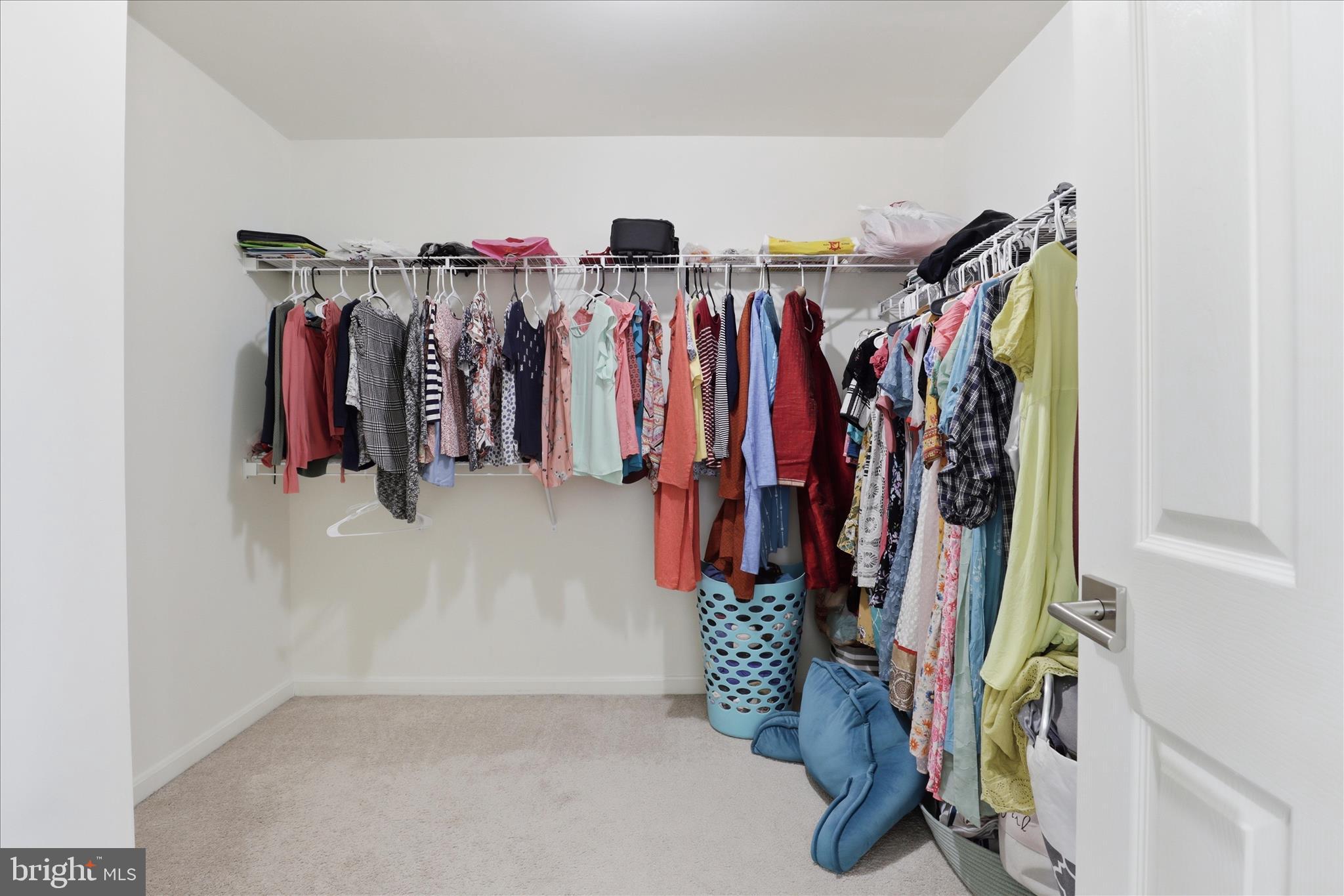 ASHBURN KNOLLS - Residential