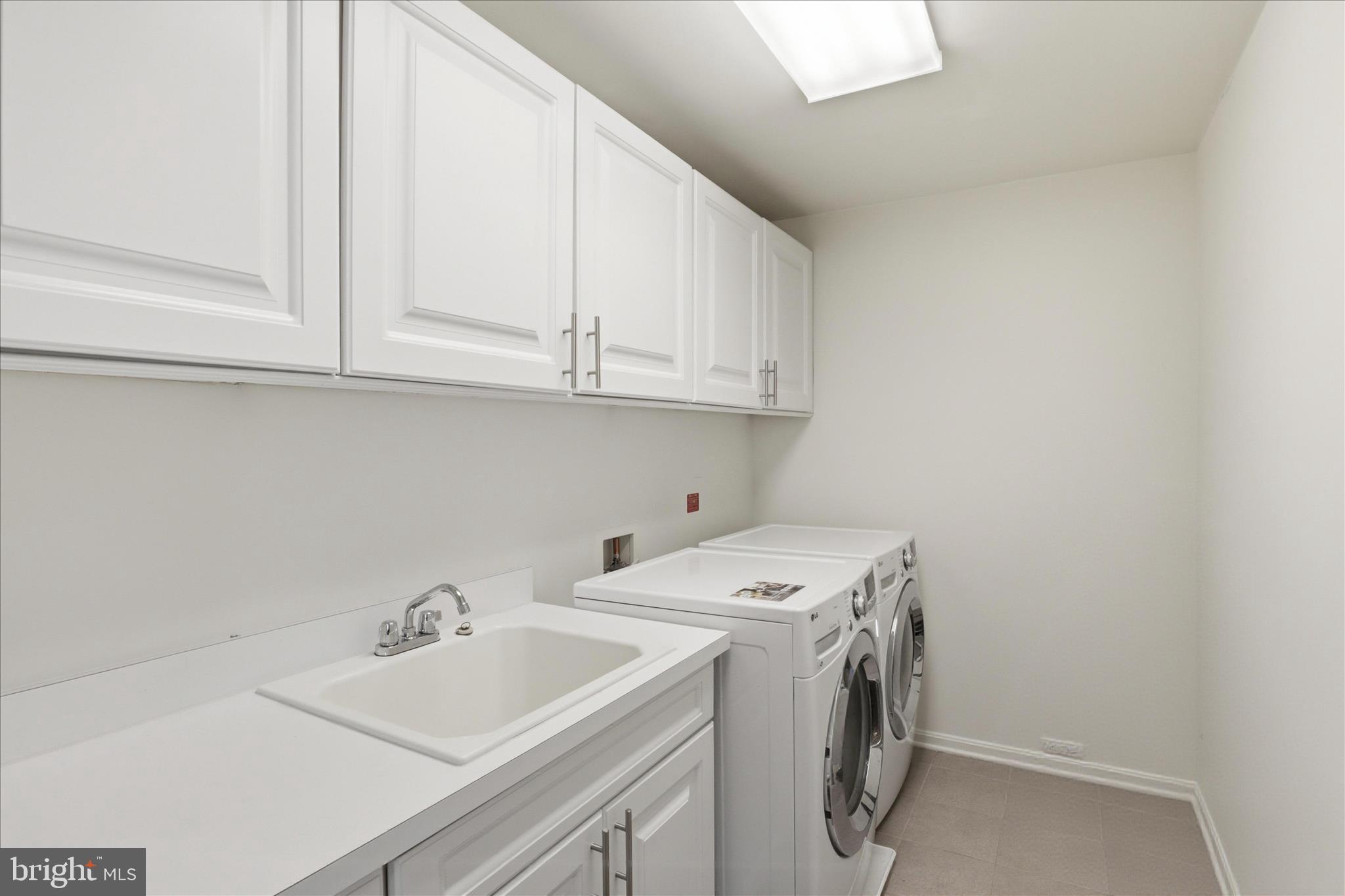 ASHBURN KNOLLS - Residential