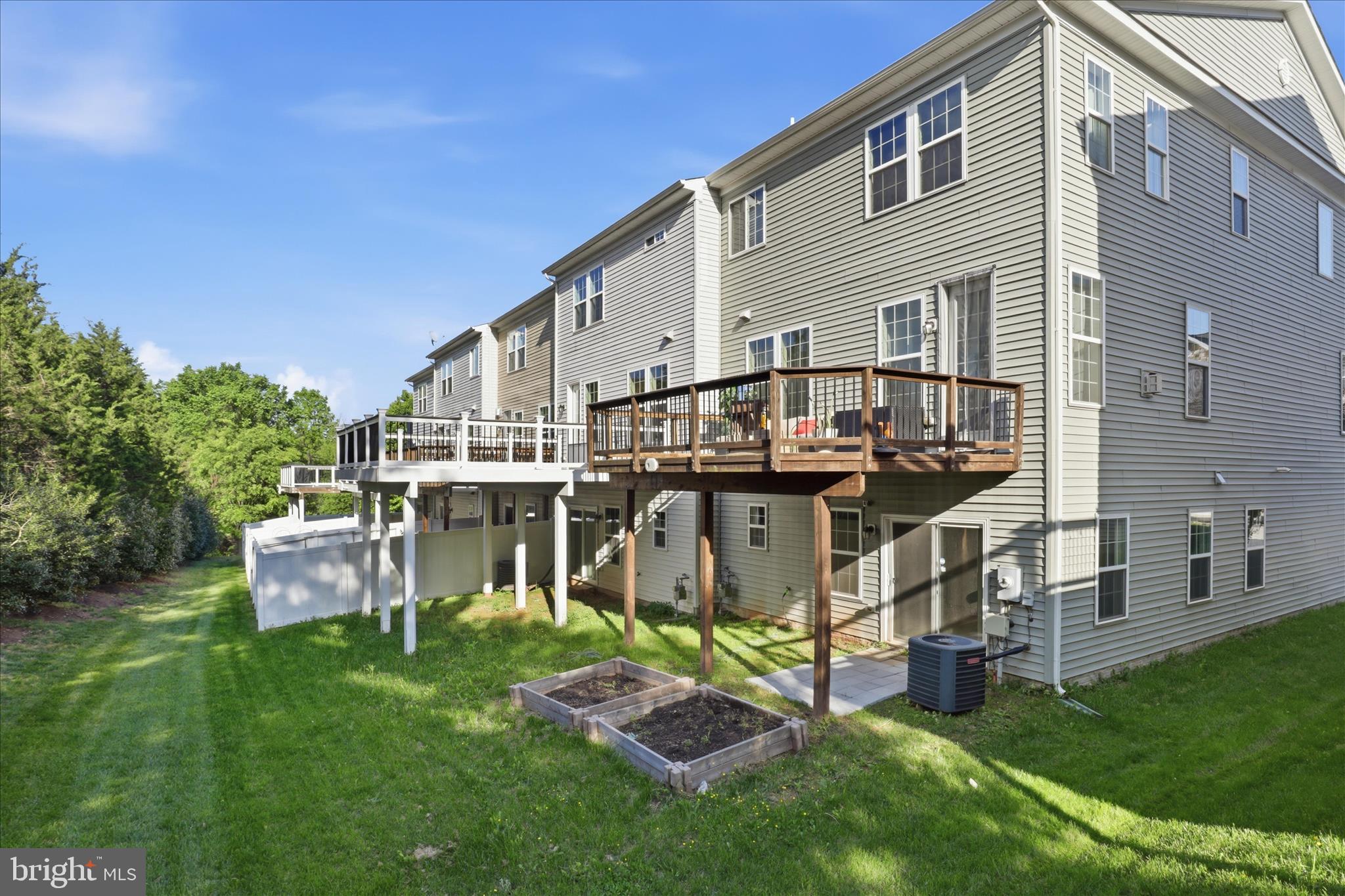 ASHBURN KNOLLS - Residential