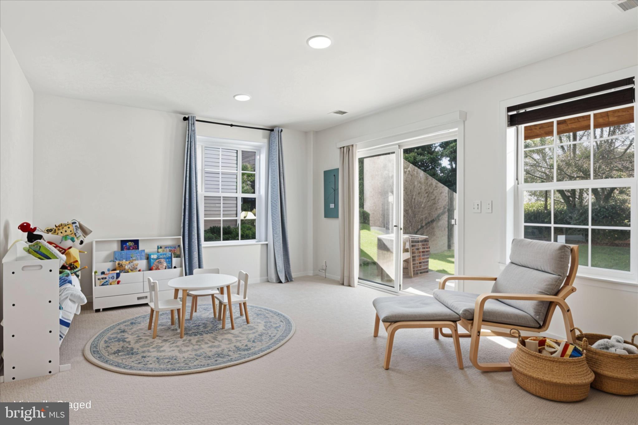 ASHBURN KNOLLS - Residential