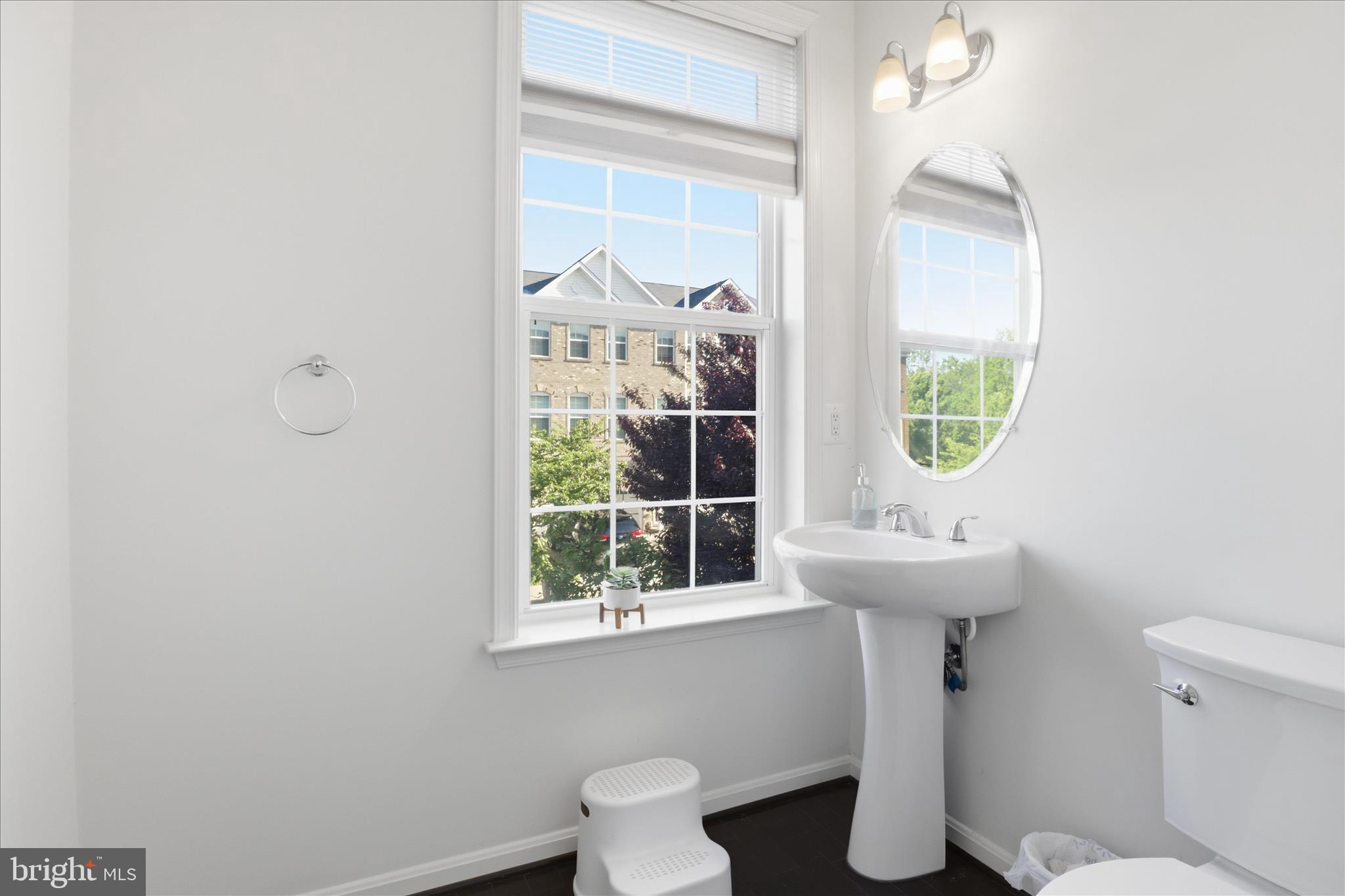 ASHBURN KNOLLS - Residential