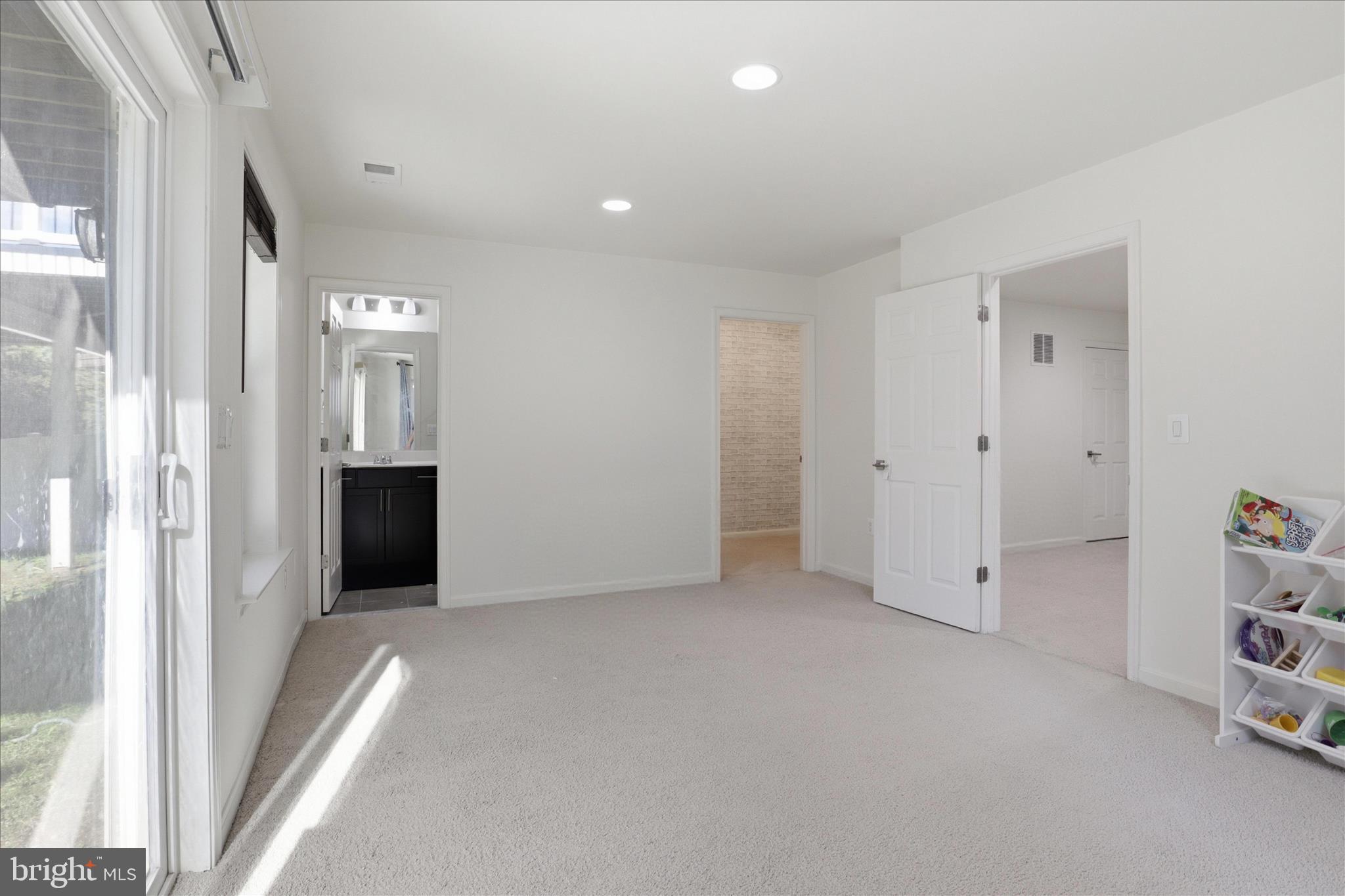 ASHBURN KNOLLS - Residential