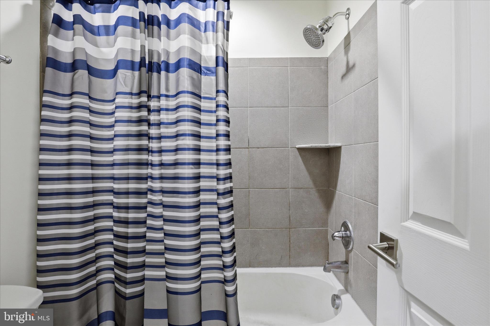 ASHBURN KNOLLS - Residential