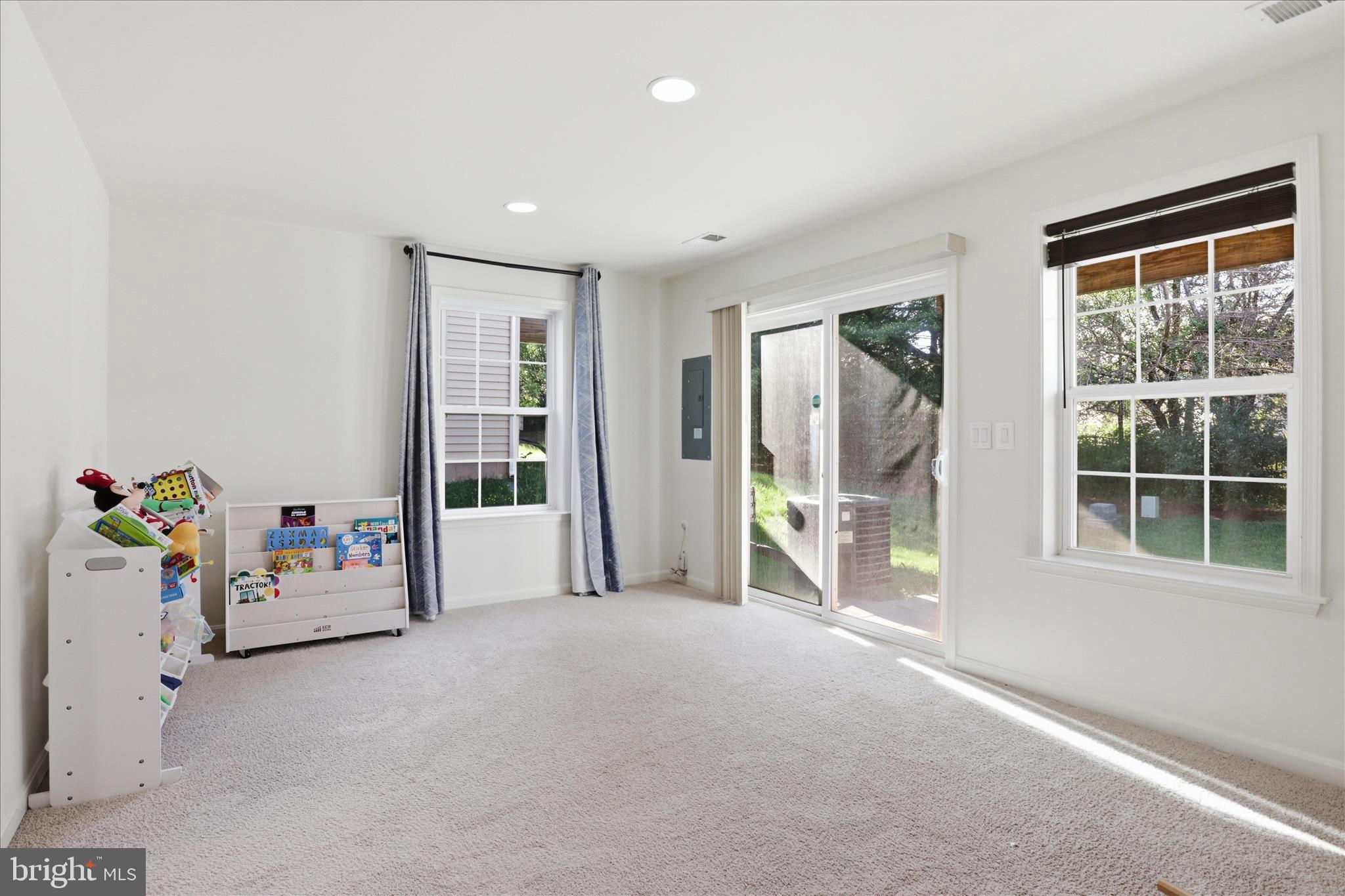 ASHBURN KNOLLS - Residential