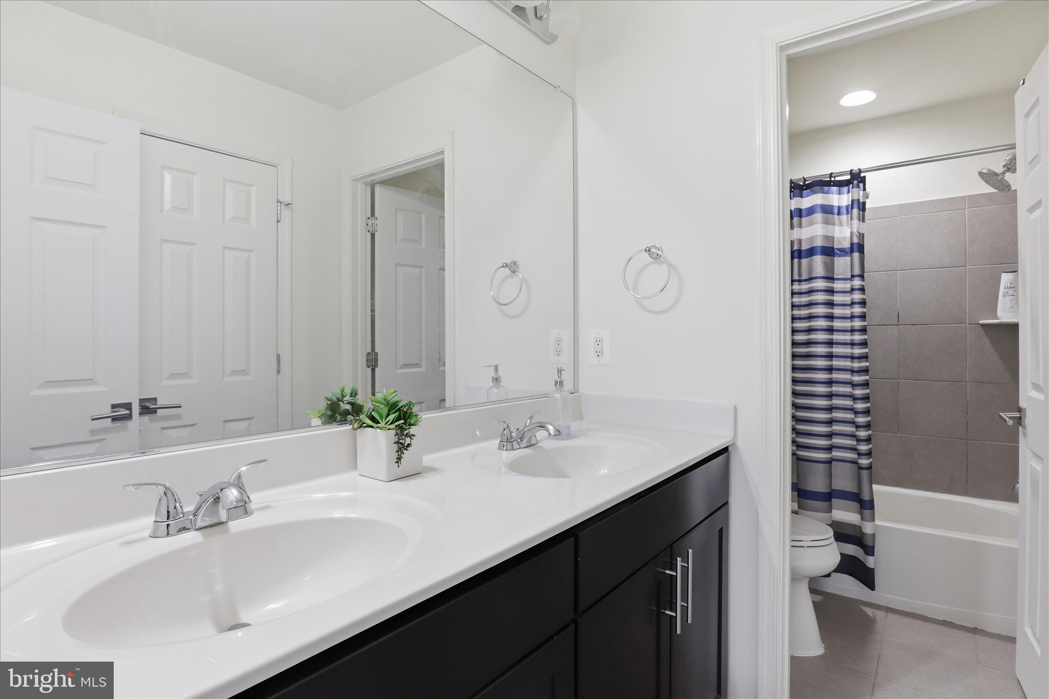 ASHBURN KNOLLS - Residential