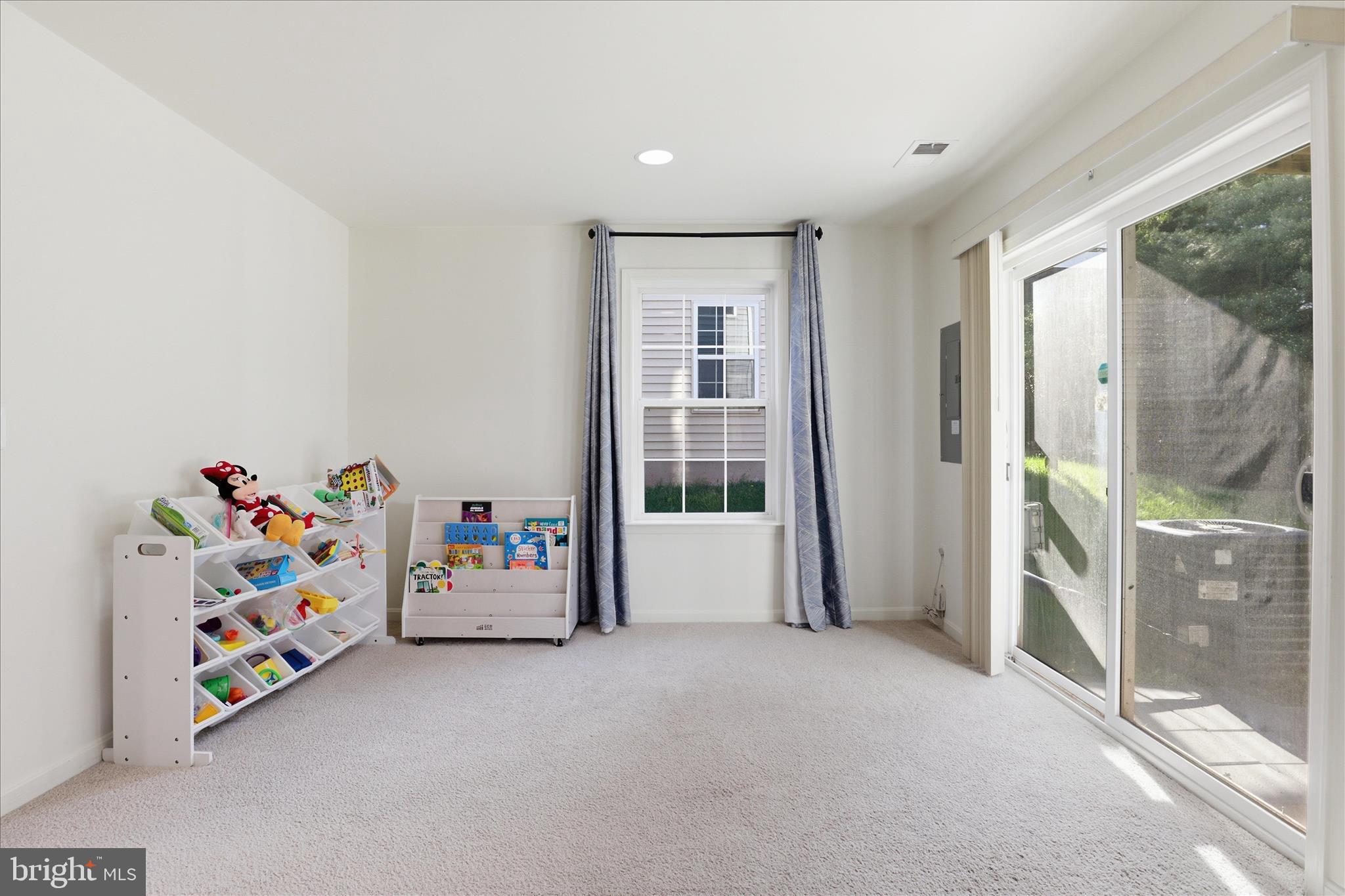 ASHBURN KNOLLS - Residential