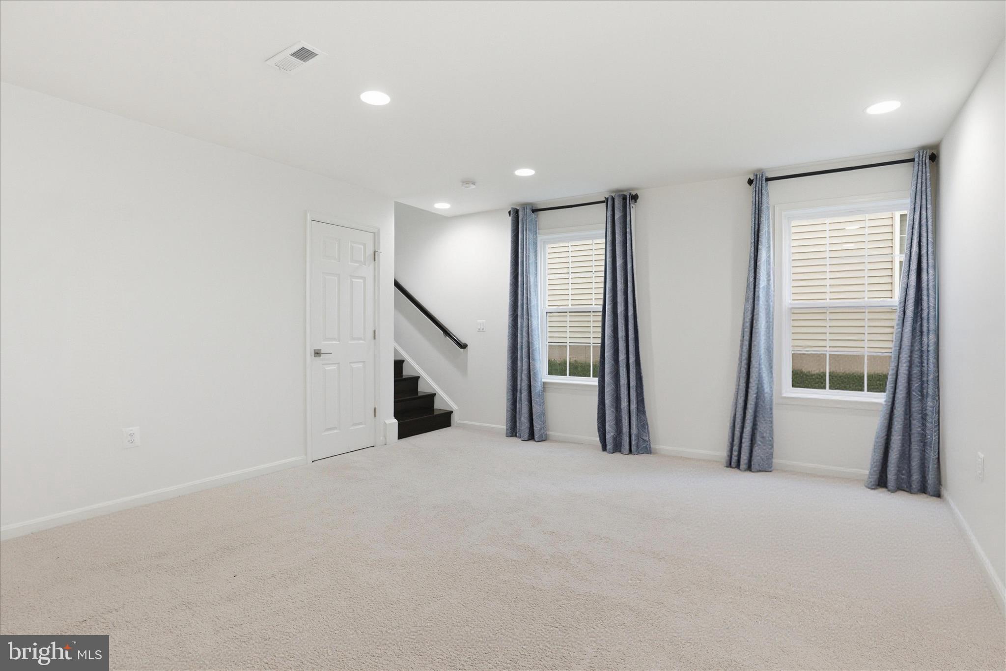 ASHBURN KNOLLS - Residential