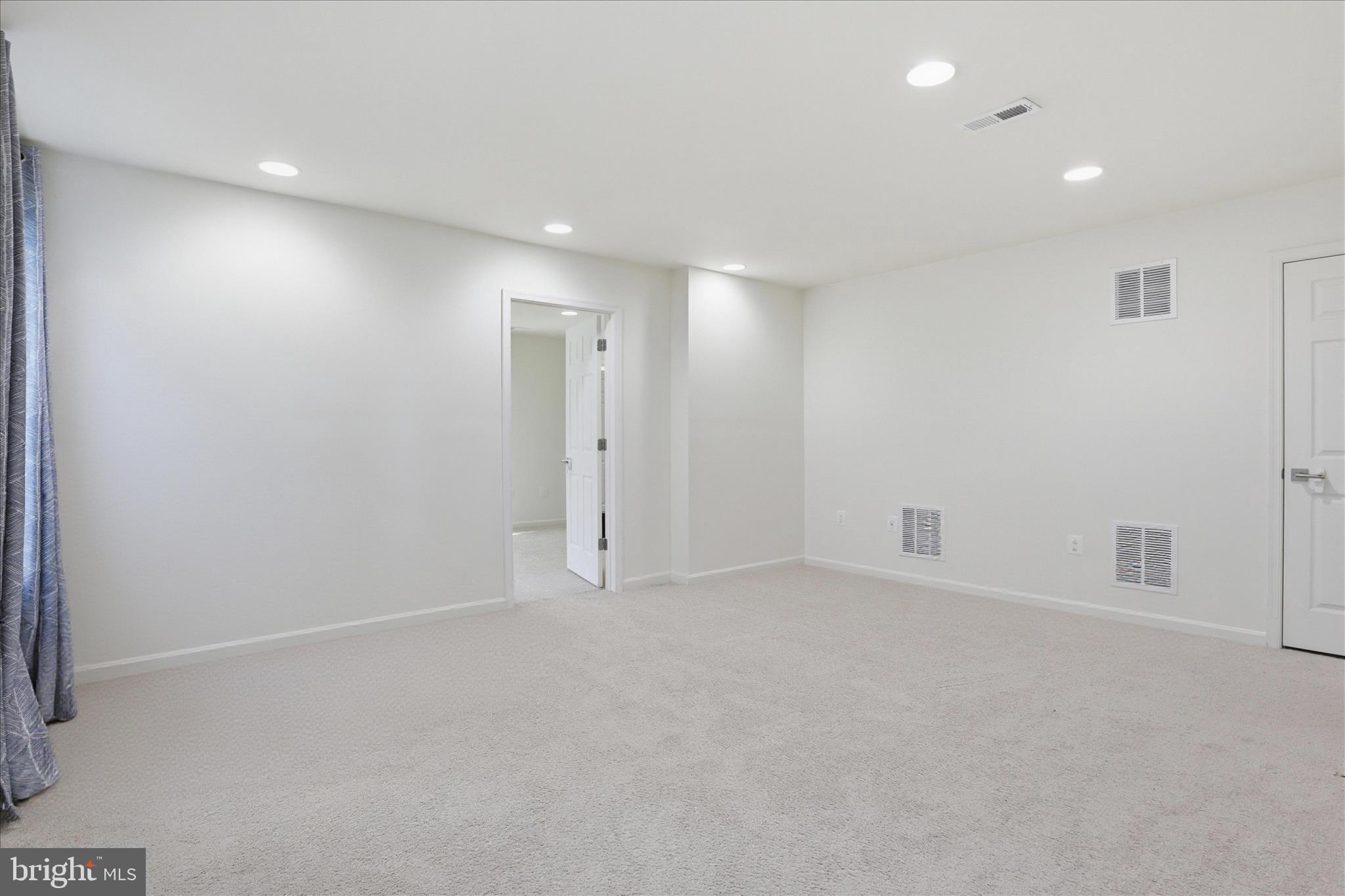 ASHBURN KNOLLS - Residential