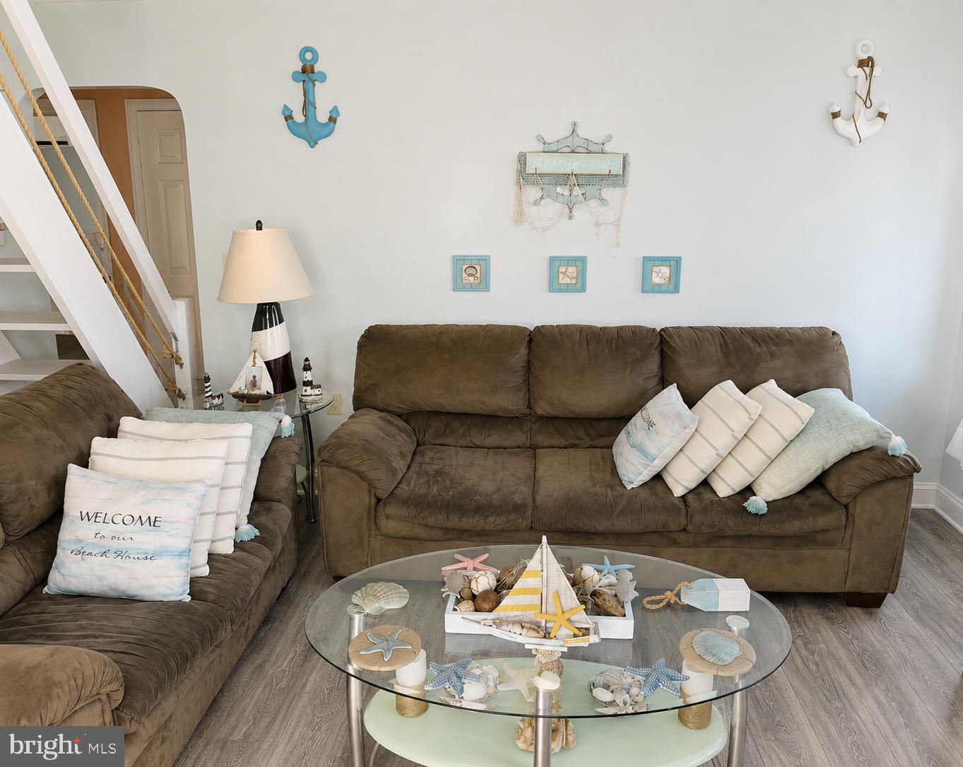 22 W OAK STREET W