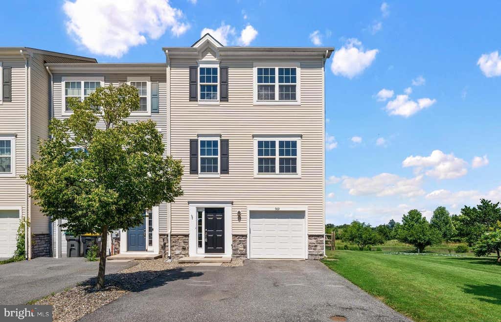 Photo of 969 Lissicasey Loop, MIDDLETOWN, DE 19709 (MLS # DENC2105982)