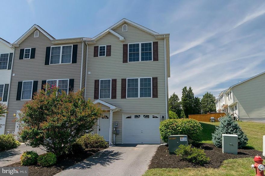 SPACIOUS END UNIT TOWNHOUSE WITH 3 BEDROOMS, 2.5 BATHS. SPACIOUS LIVING ROOM, MASTER BEDROOM W/ LARGE CLOSETS AND FULL BATH. LAUNDRY ON BEDROOM LEVEL. PARTIAL BASEMENT/UNFINISHED. NEW CARPET THROUGHOUT, FRESHLY PAINTED. SHOWS BETTER THAN NEW. MOVE- IN CONDITION. GREAT LOCATION BETWEEN MARTINSBURG AND SHEPHERDSTOWN. MOTIVATED SELLER!!!