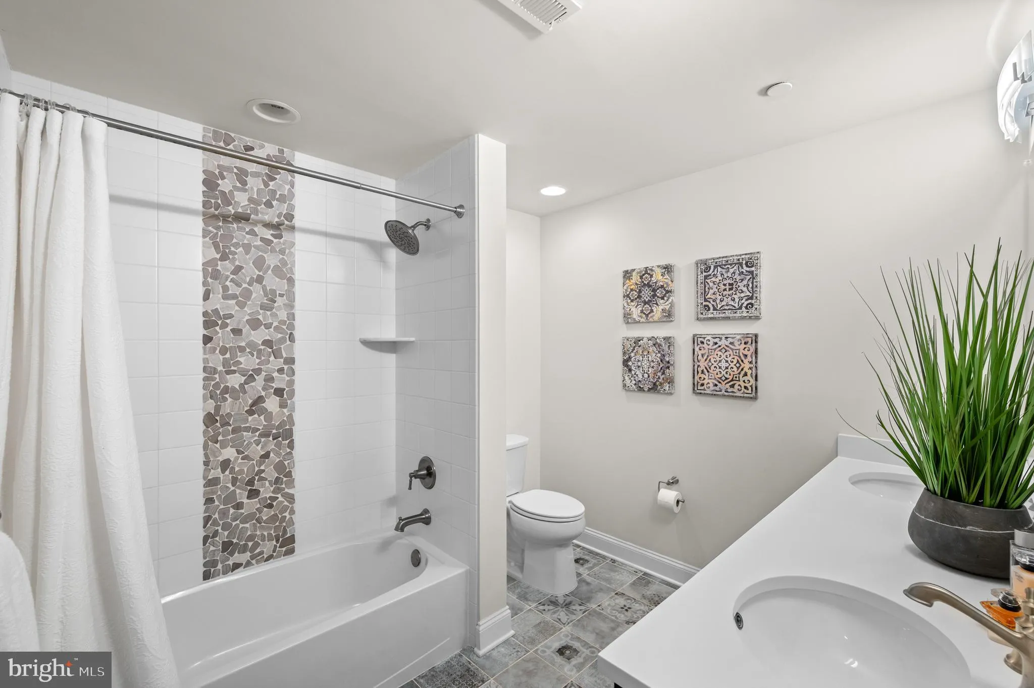 Newtown Square, Pennsylvania 19073, United States, 4 Bedrooms Bedrooms, ,5 BathroomsBathrooms,Residential,Contingent,208625