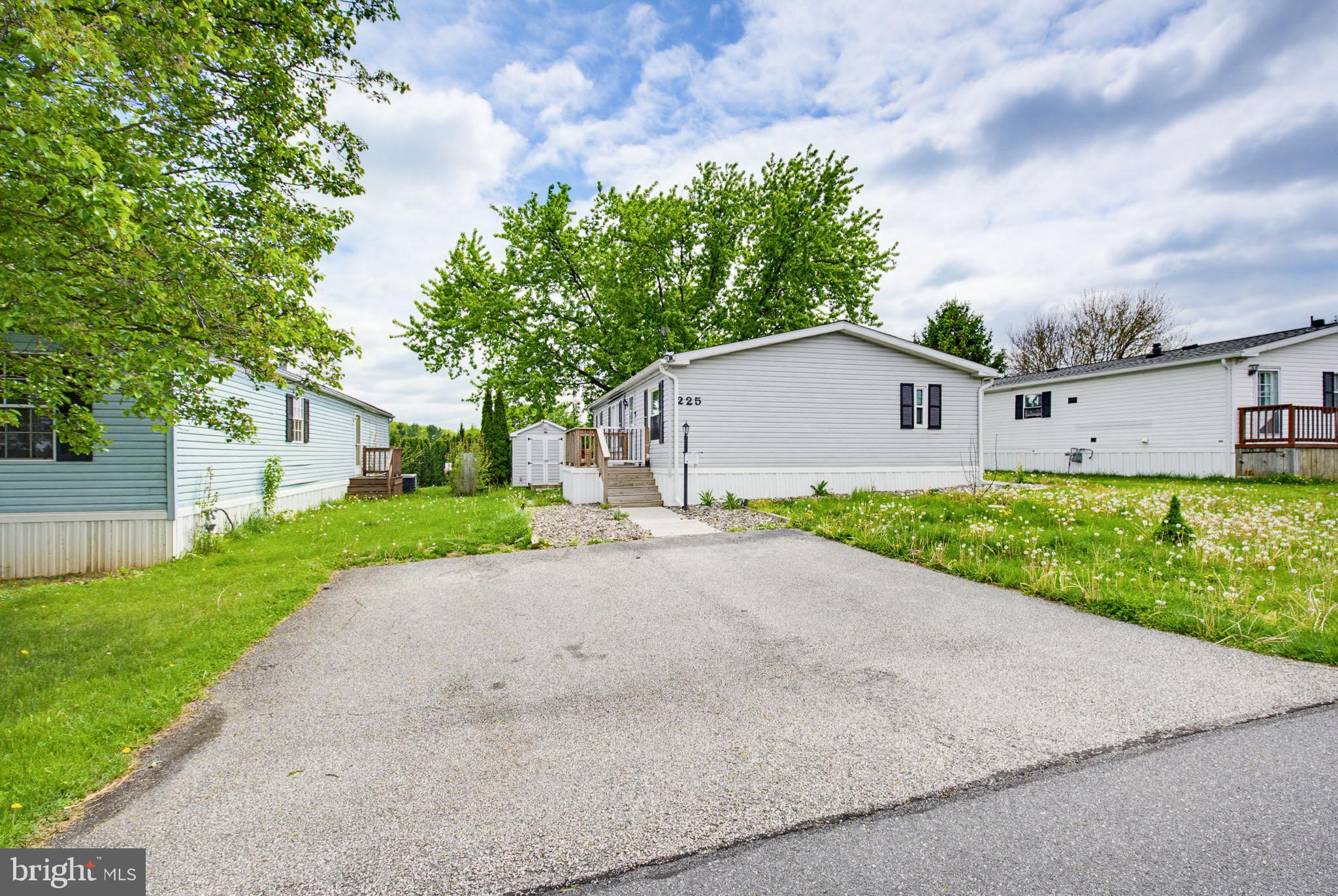 225 LONGWOOD COURT W