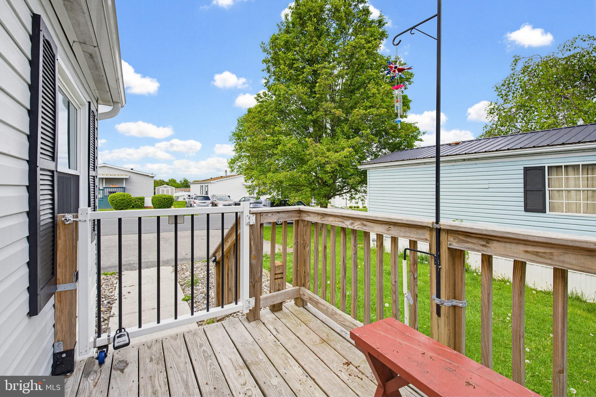 225 LONGWOOD COURT W