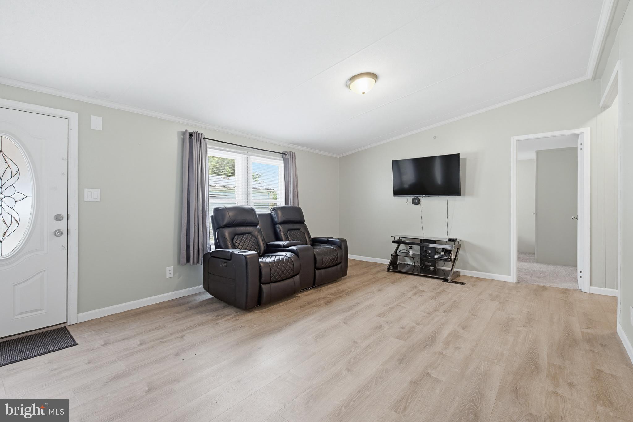 225 LONGWOOD COURT W