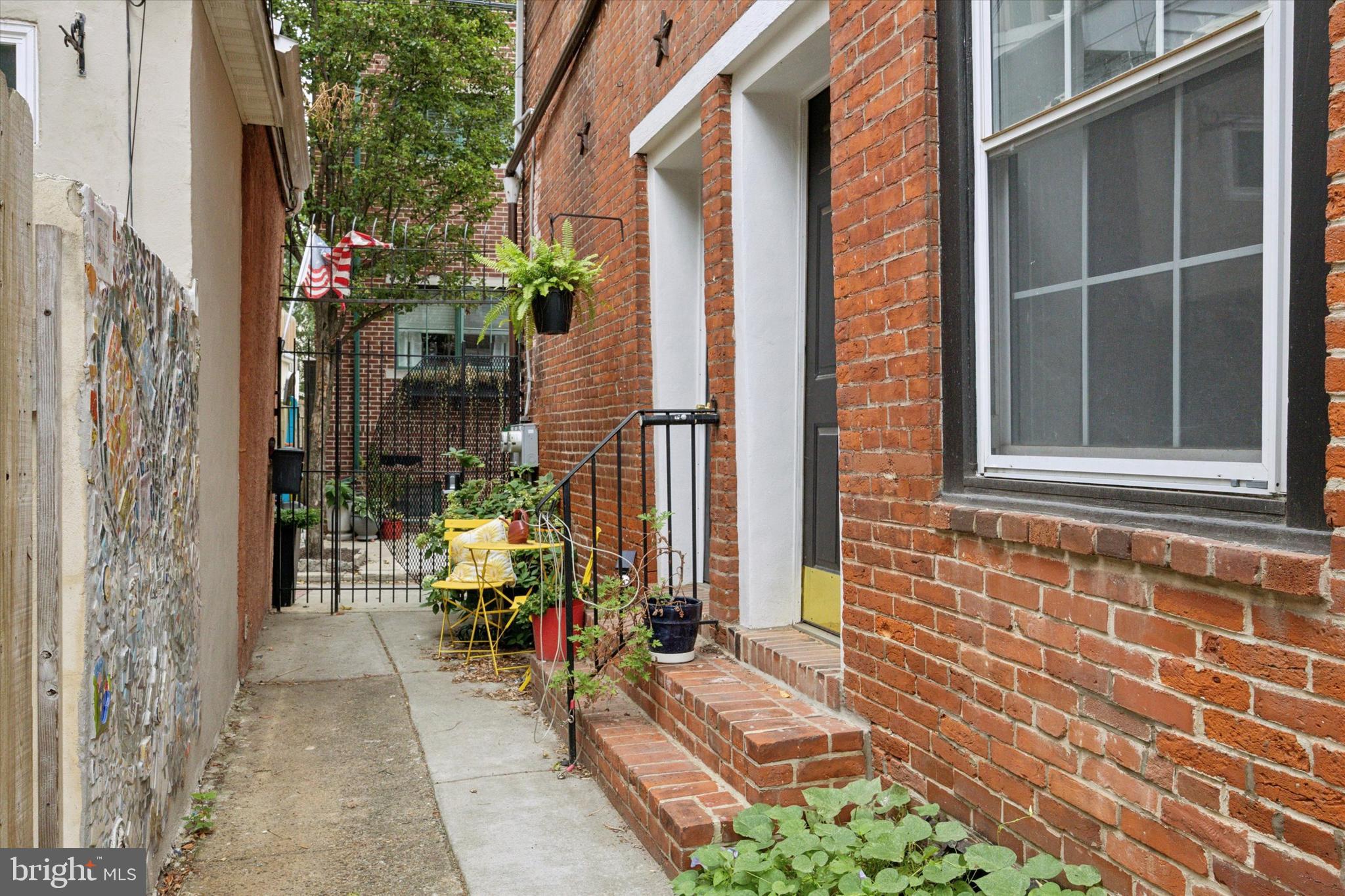 QUEEN VILLAGE - Residential