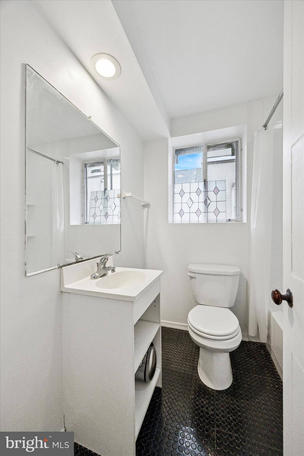 QUEEN VILLAGE - Residential