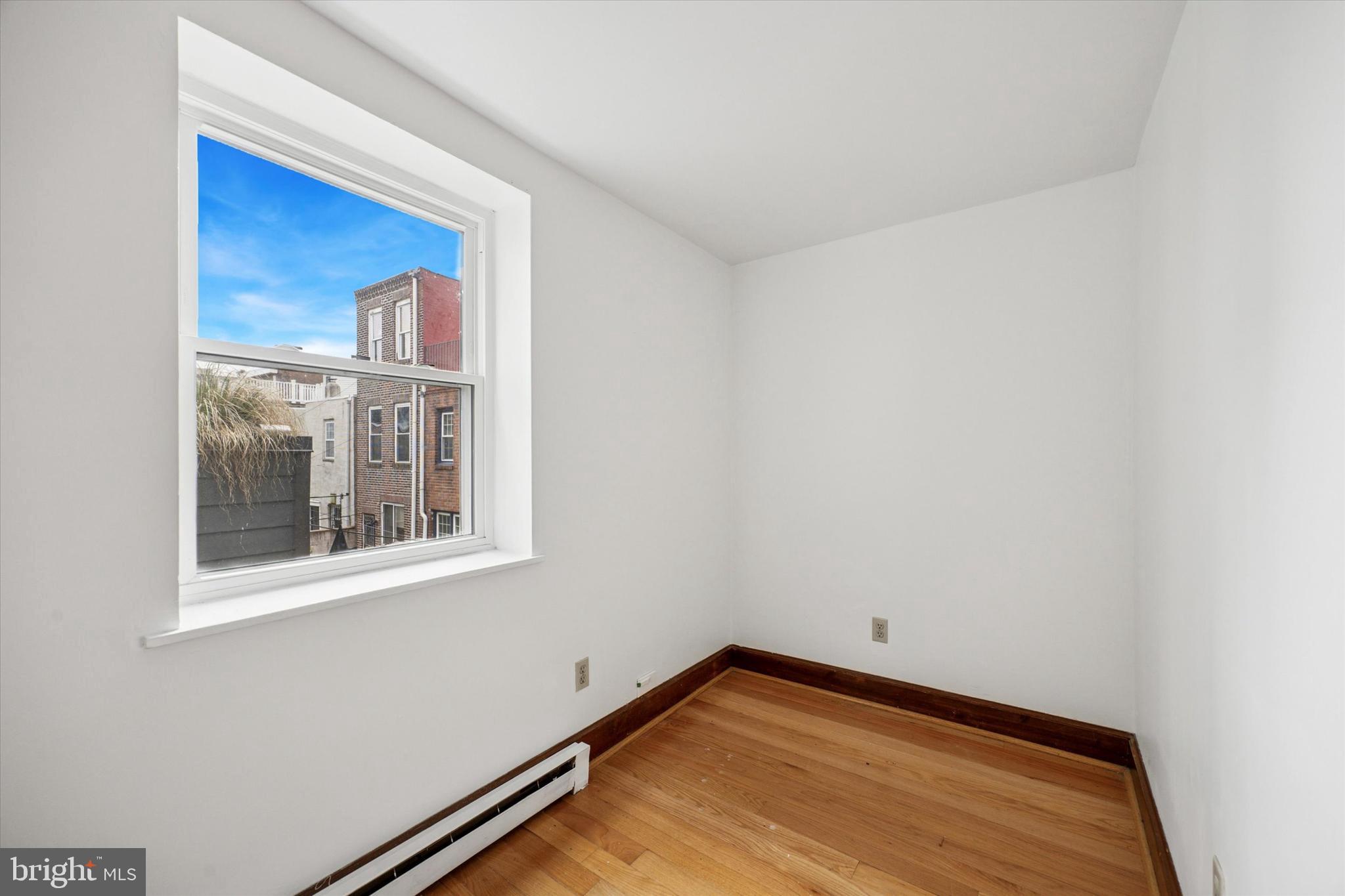 QUEEN VILLAGE - Residential