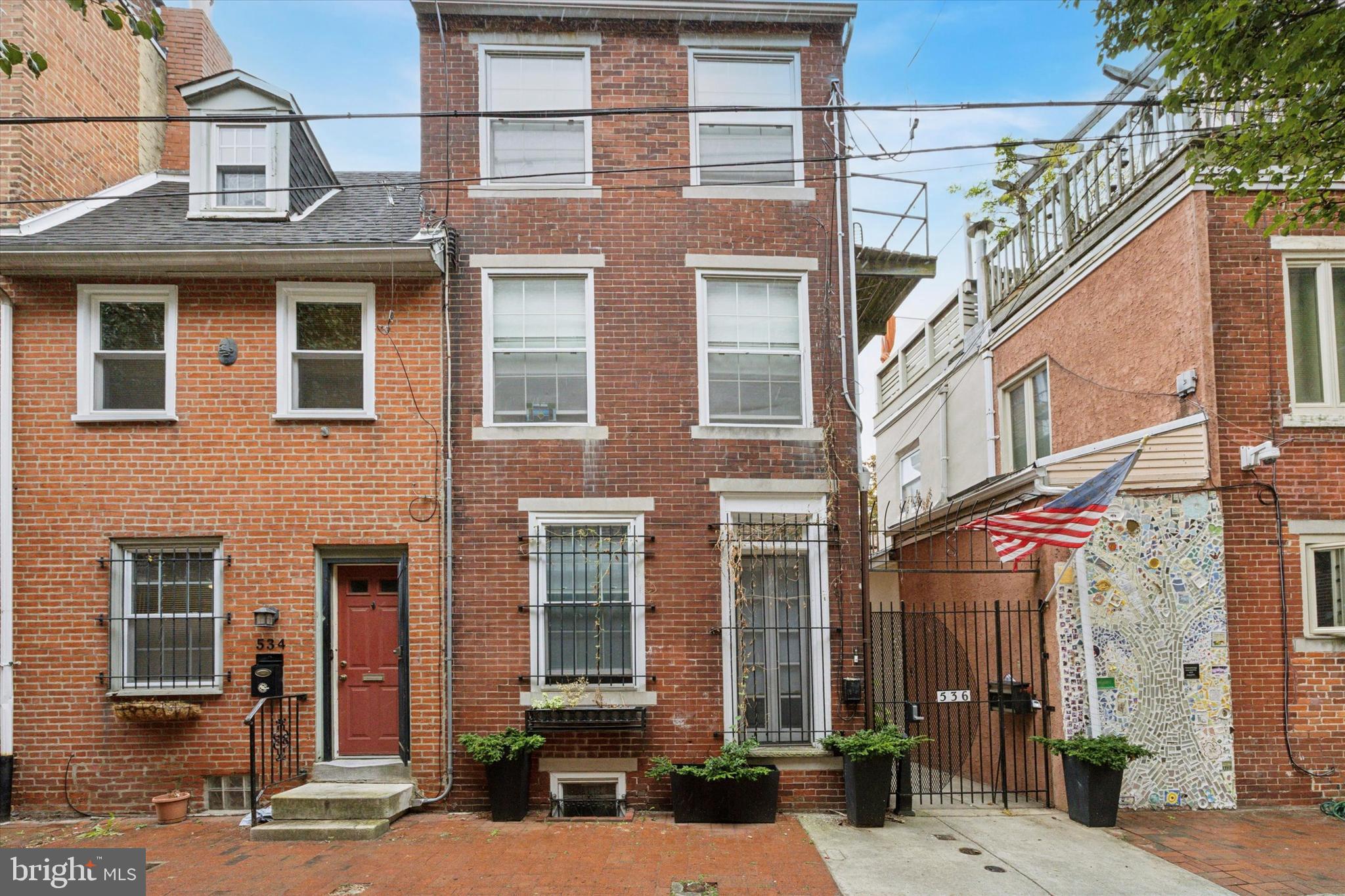 QUEEN VILLAGE - Residential