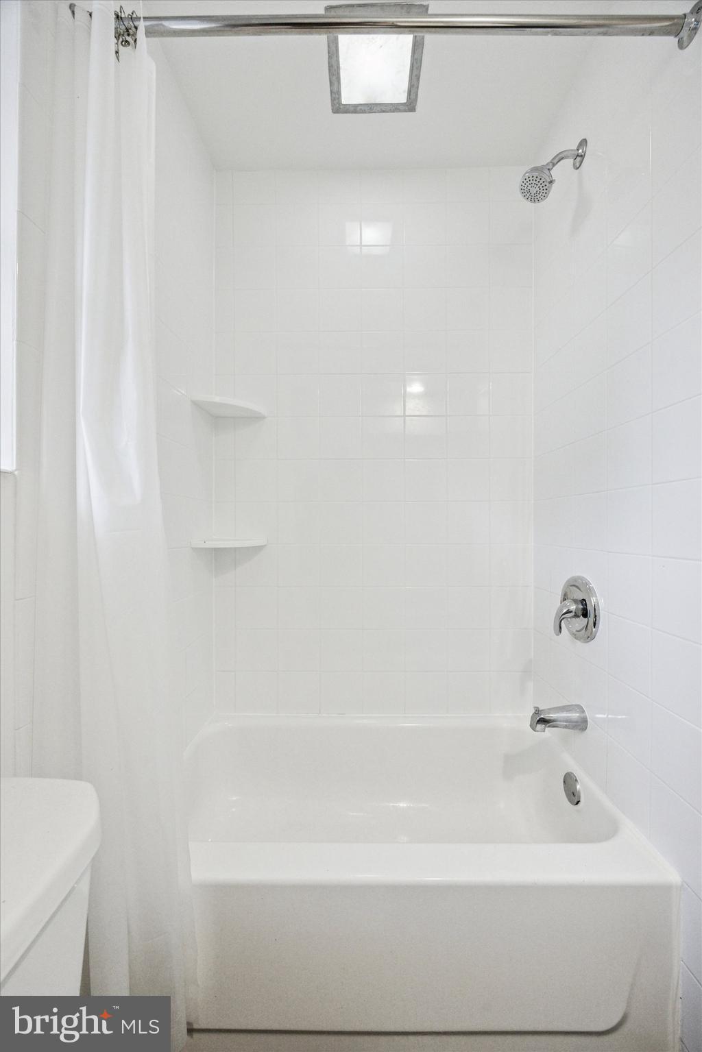 QUEEN VILLAGE - Residential