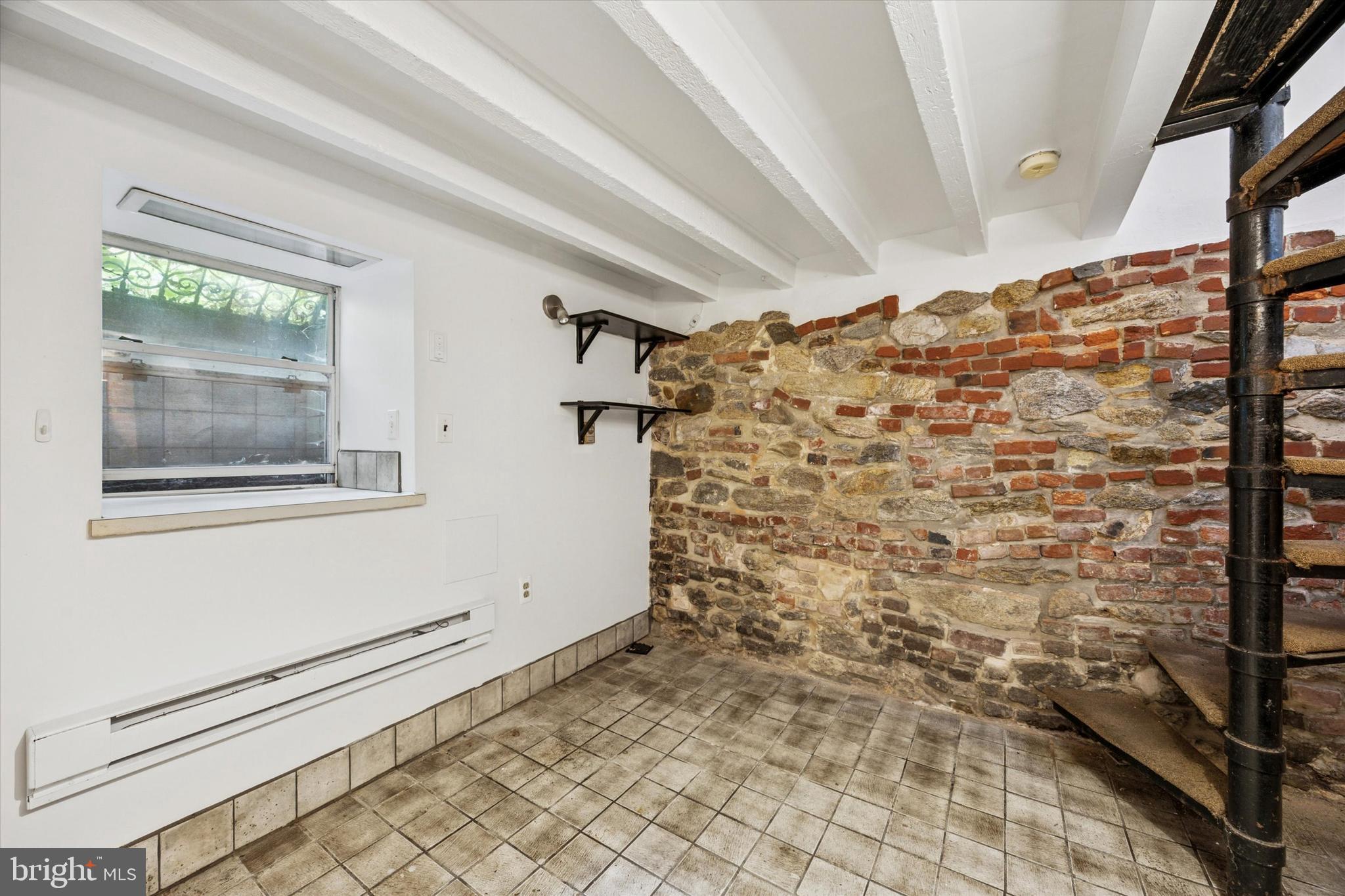 QUEEN VILLAGE - Residential