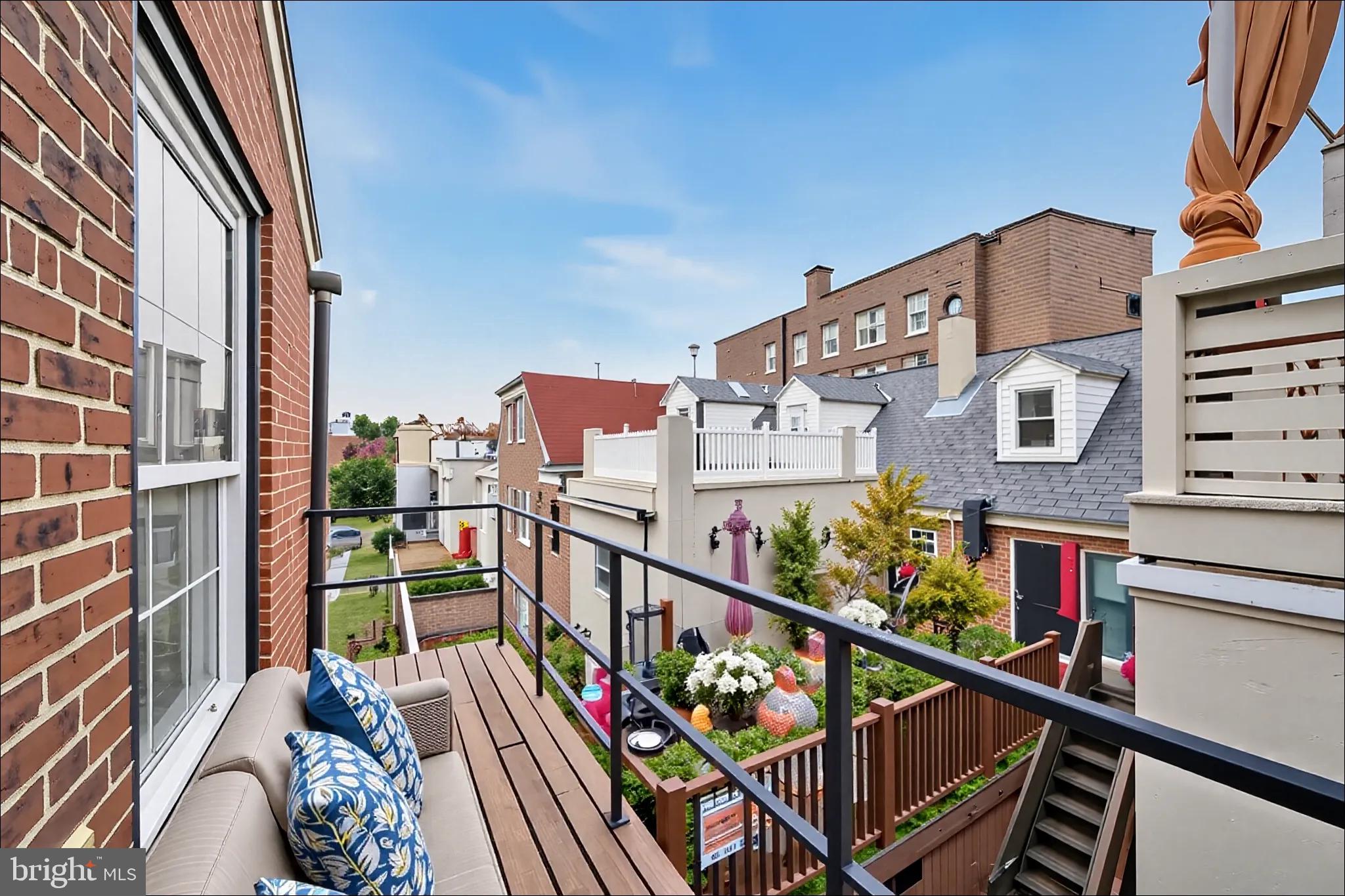 QUEEN VILLAGE - Residential