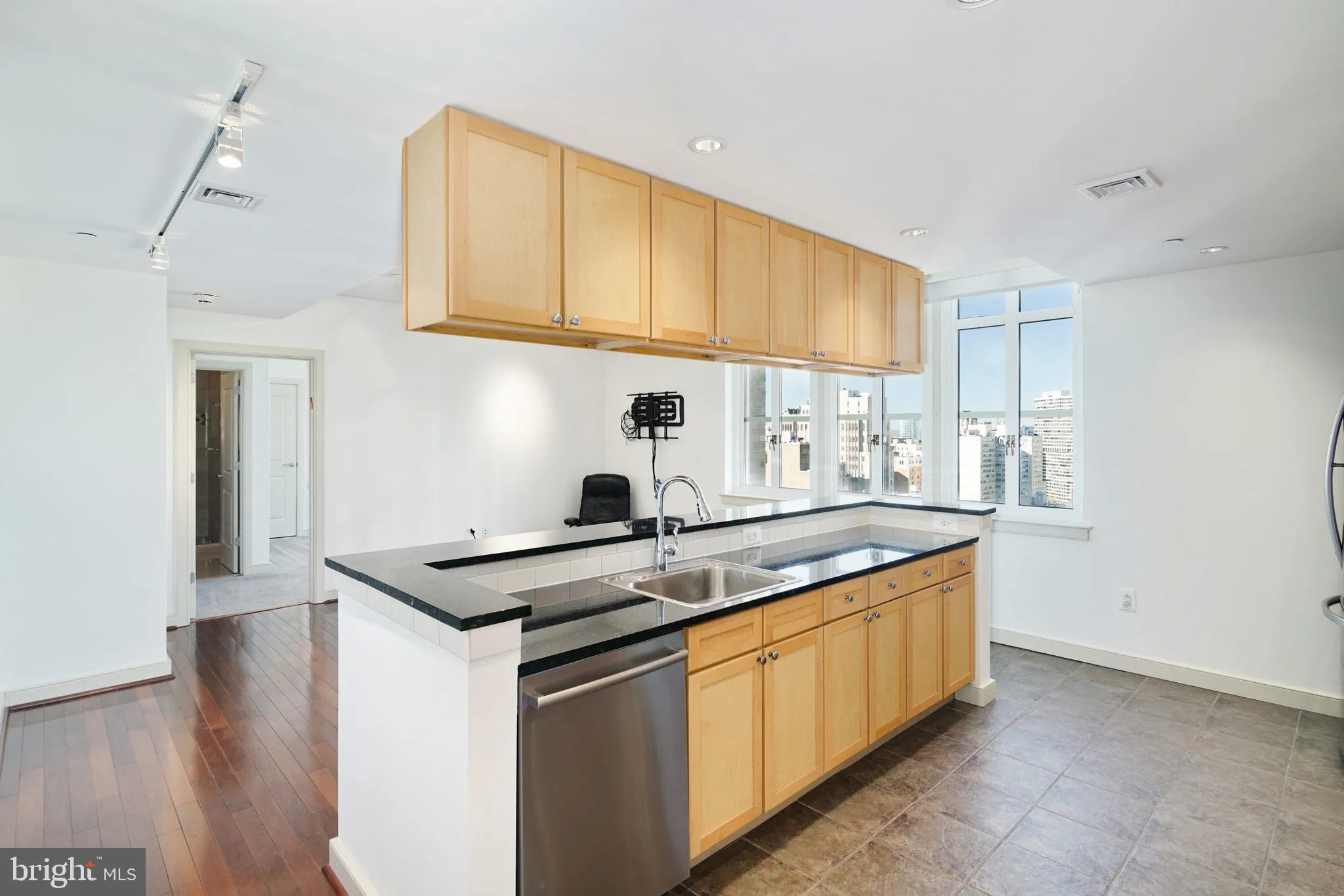 Philadelphia, Pennsylvania 19102, United States, 2 Bedrooms Bedrooms, ,2 BathroomsBathrooms,Residential,Contingent,112632