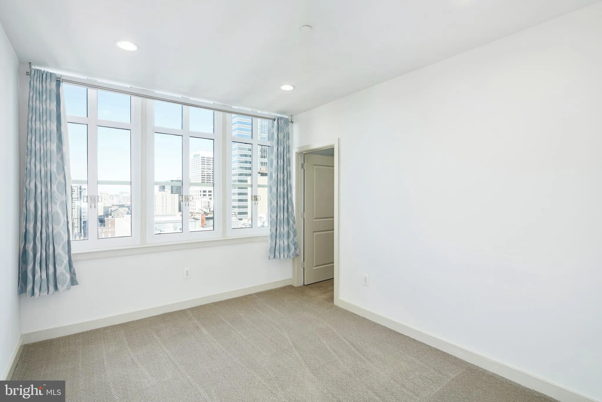 Philadelphia, Pennsylvania 19102, United States, 2 Bedrooms Bedrooms, ,2 BathroomsBathrooms,Residential,Contingent,112632