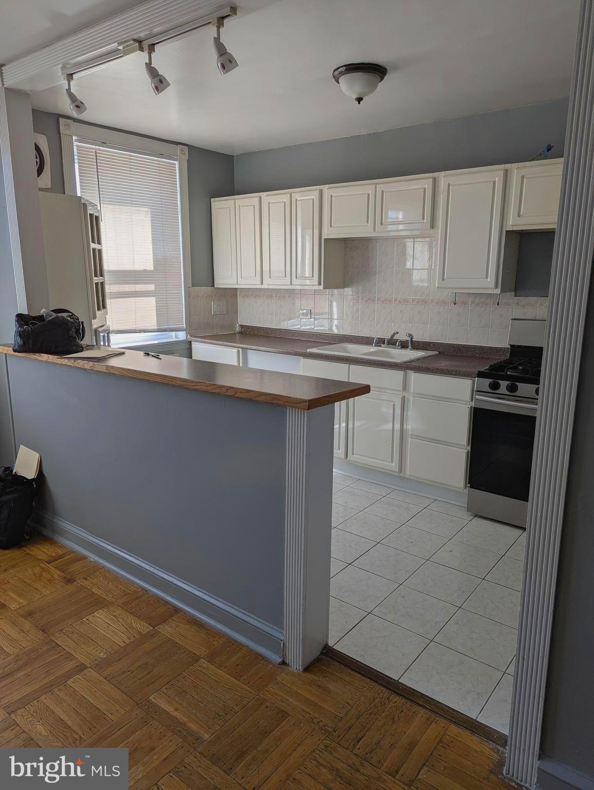 CASTOR GARDENS - Residential Lease