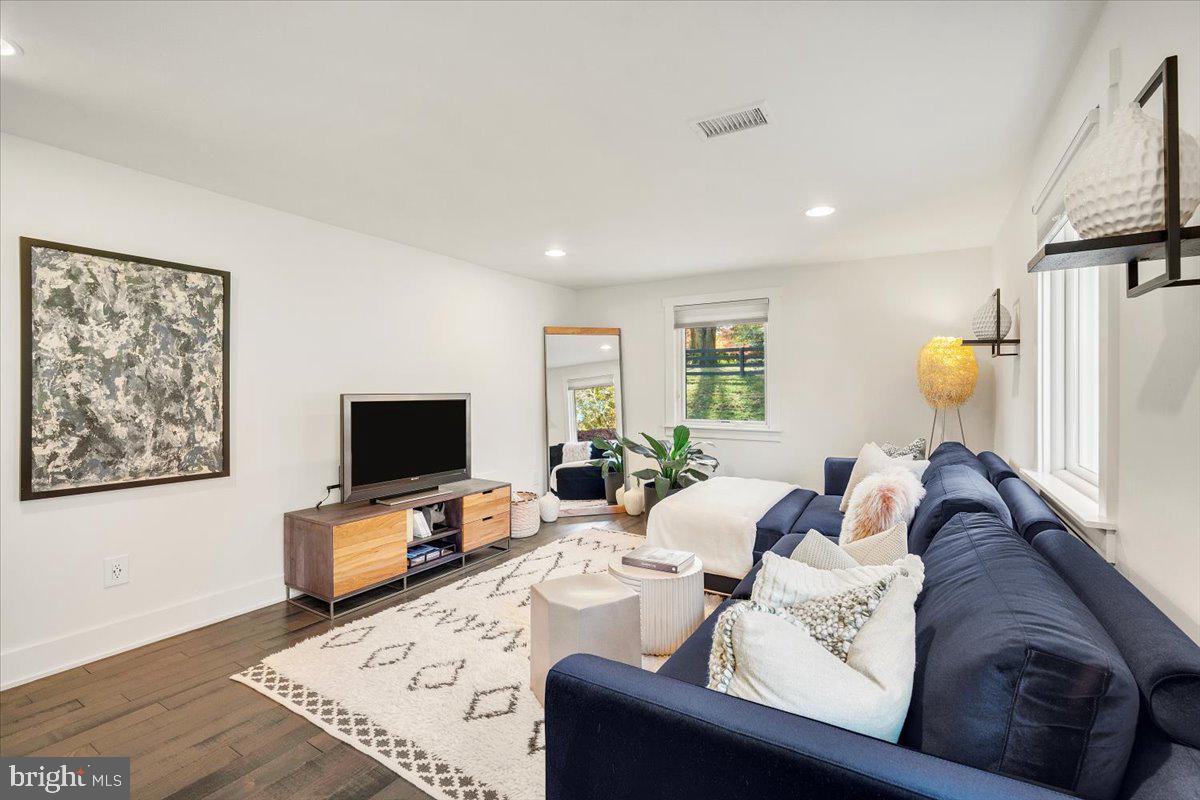 POTOMAC OUTSIDE - Residential