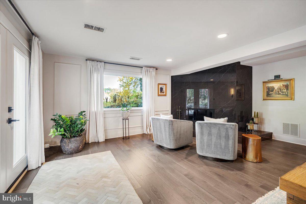 POTOMAC OUTSIDE - Residential