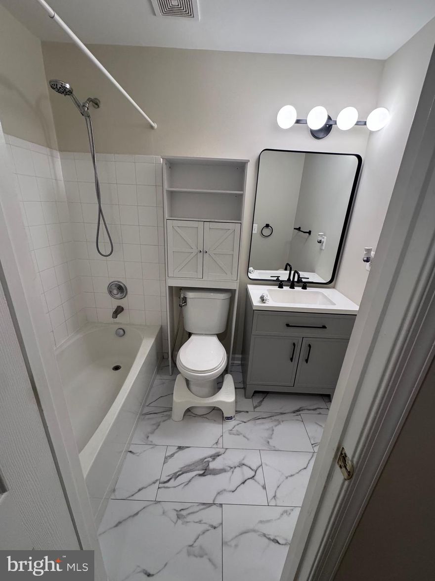 Newly renovated basement with one bedroom, one full bathroom, walkout level, plenty of sunlight, one assigned parking spot. All utilities included.

Close to I-95, shopping and dinning nearby, Leesylvania state park only few minutes away.