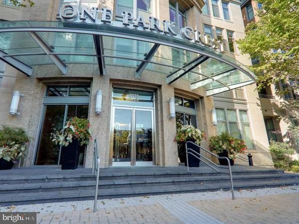 ONE PARK CREST CONDOMINIUM - Residential Lease