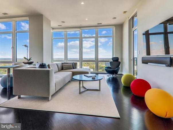 ONE PARK CREST CONDOMINIUM - Residential Lease