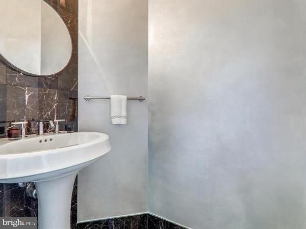 ONE PARK CREST CONDOMINIUM - Residential Lease