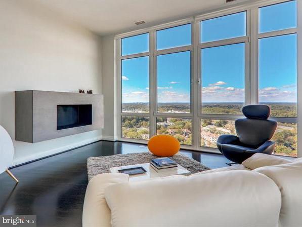 ONE PARK CREST CONDOMINIUM - Residential Lease