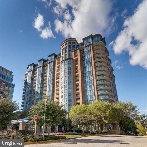 ONE PARK CREST CONDOMINIUM - Residential Lease