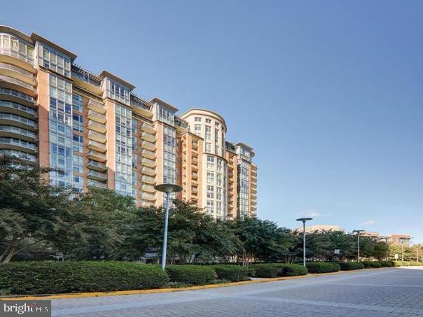 ONE PARK CREST CONDOMINIUM - Residential Lease