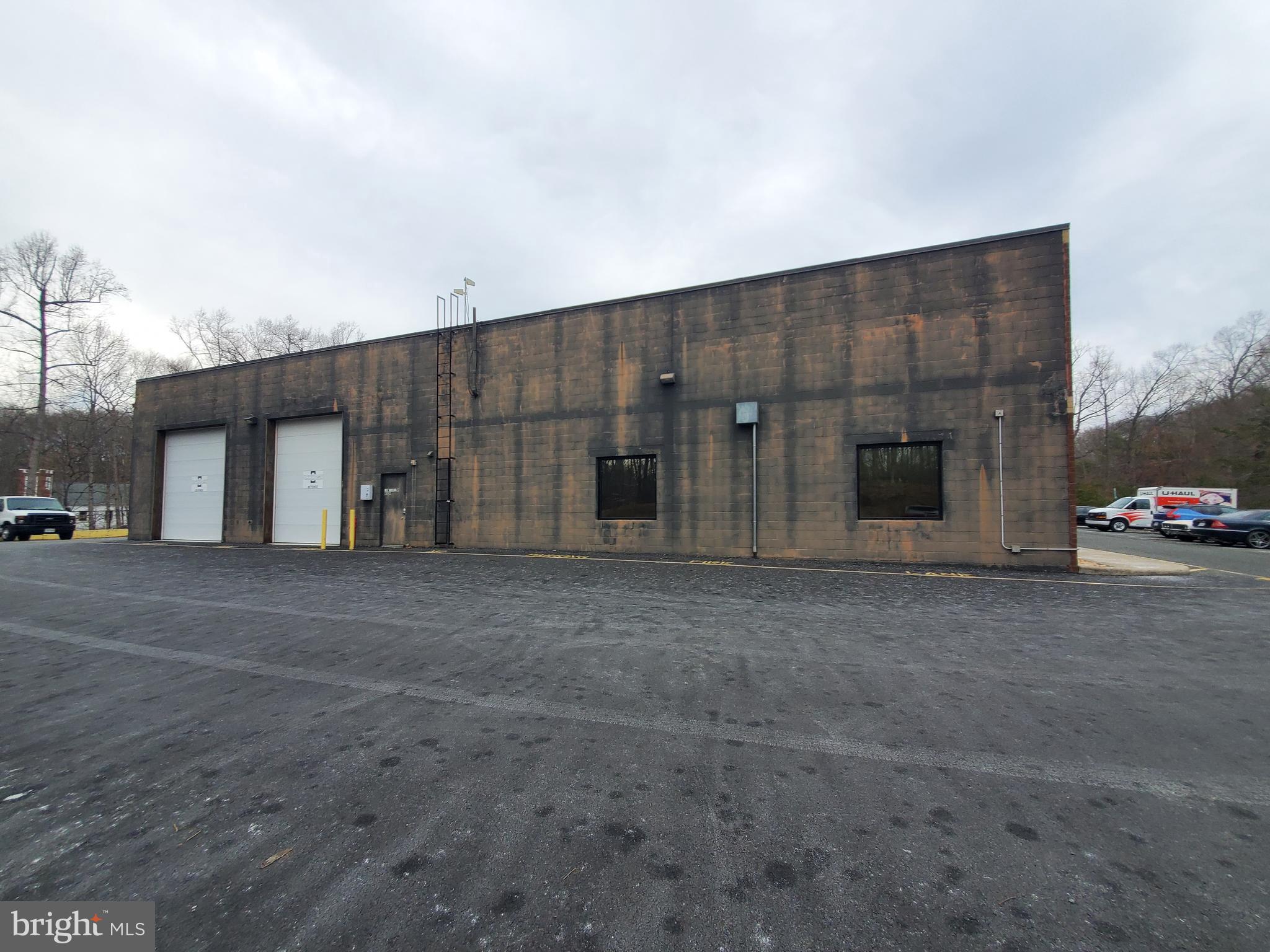 OAK HILL BUSINESS CENTER - Commercial Lease