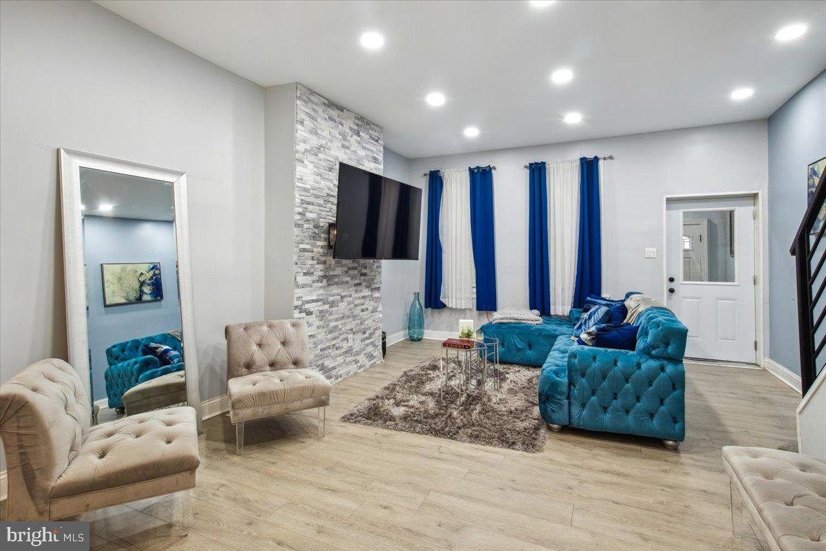 STRAWBERRY MANSION - Residential