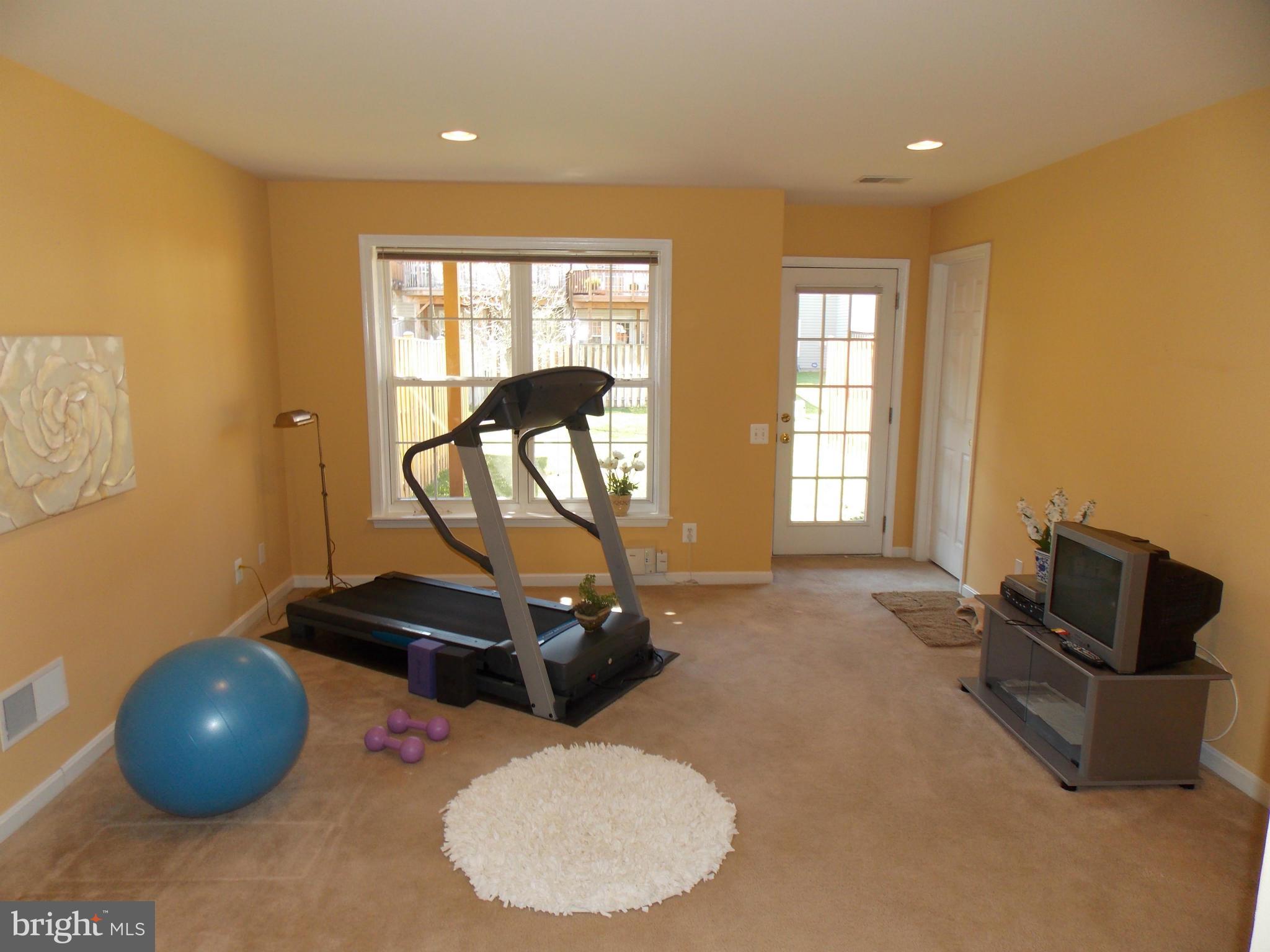 LOUDOUN PARKWAY CENTER - Residential