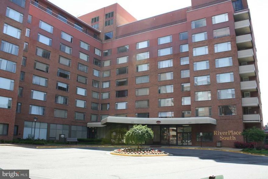 Large 1 Bedr. unit with Spectacular view of Pool from your Balcony. Sunny, Bright, Located on the quite side of building. Updated/Remodeled Kitchen and Bath. All this in the Heart of Rosslyn. 2 Blocks to Rosslyn Metro (Orange/Blue). Easy Stroll to Geo'twn. Enjoy Local Restaurants, Cafes, Shops.  EZ Access to I66/I395, GW Pkwy.Utilities included except Telephone and Cable. Vacant