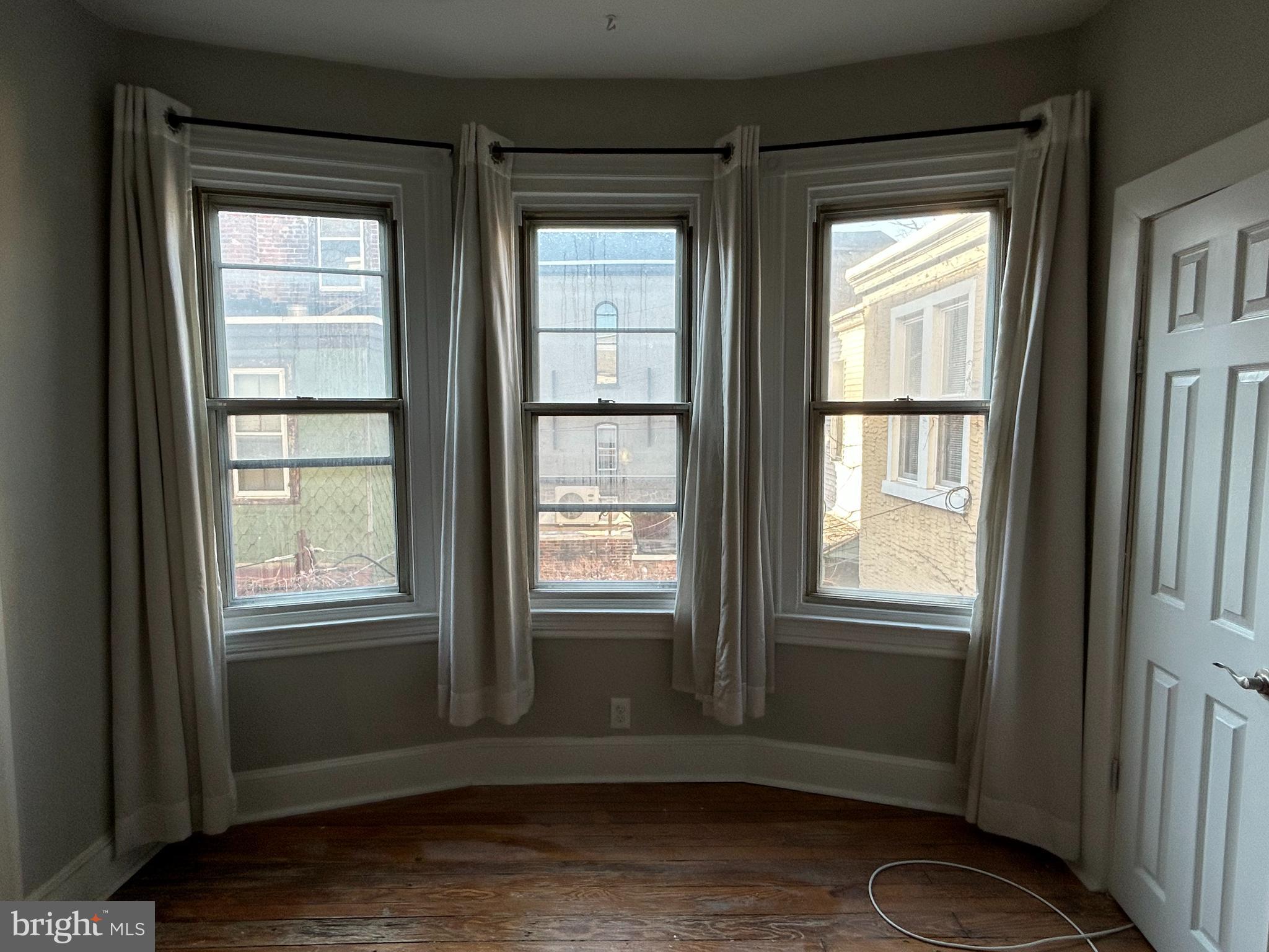 EAST FALLS - Residential Income