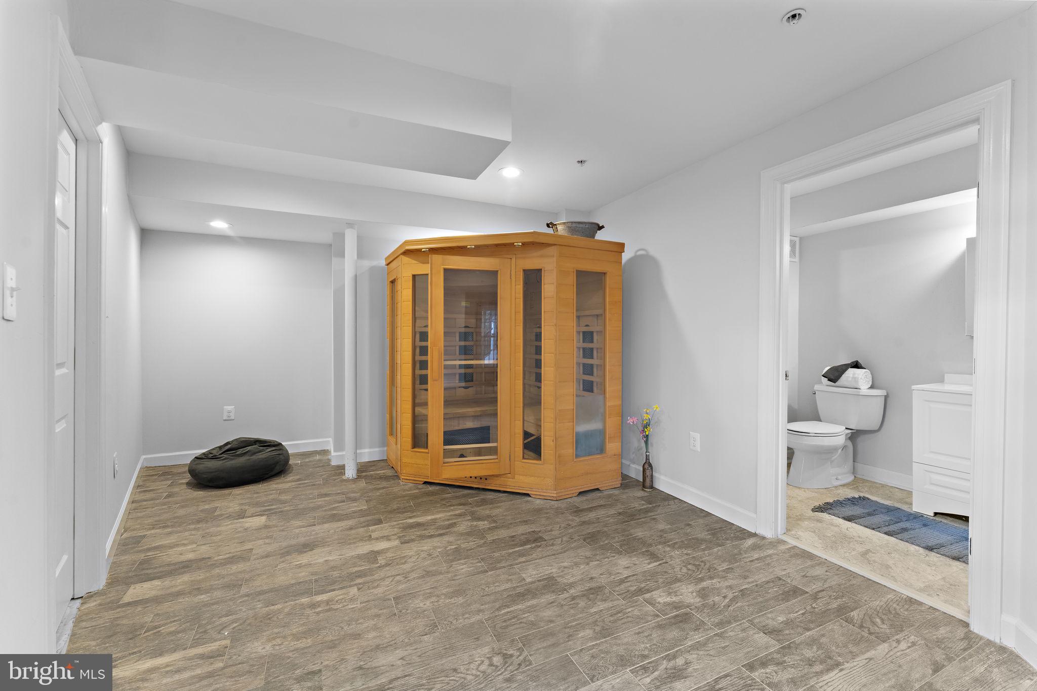 CHARLES HILL - Residential