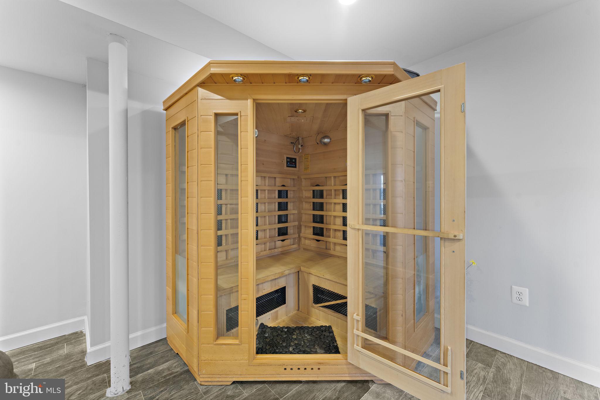 CHARLES HILL - Residential