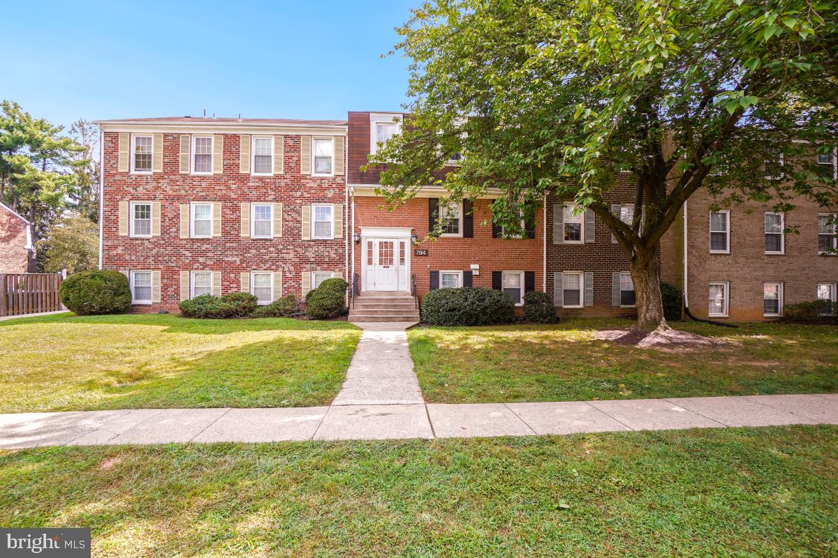 Welcome to Diamond Farms - a fabulous condominium community! This spacious two bedroom + two bath + den = 1110 sf of amazing space. Freshly painted, updated granite and stainless kitchen, vinyl wood floors, balcony with green space views. Great natural light and good closet space. Assigned parking space, two guest space passes, extra storage. Conveniently located near major commuter routes, shops, transportation, schools, restaurants and parks. Come Live the Diamond Farms Lifestyle!