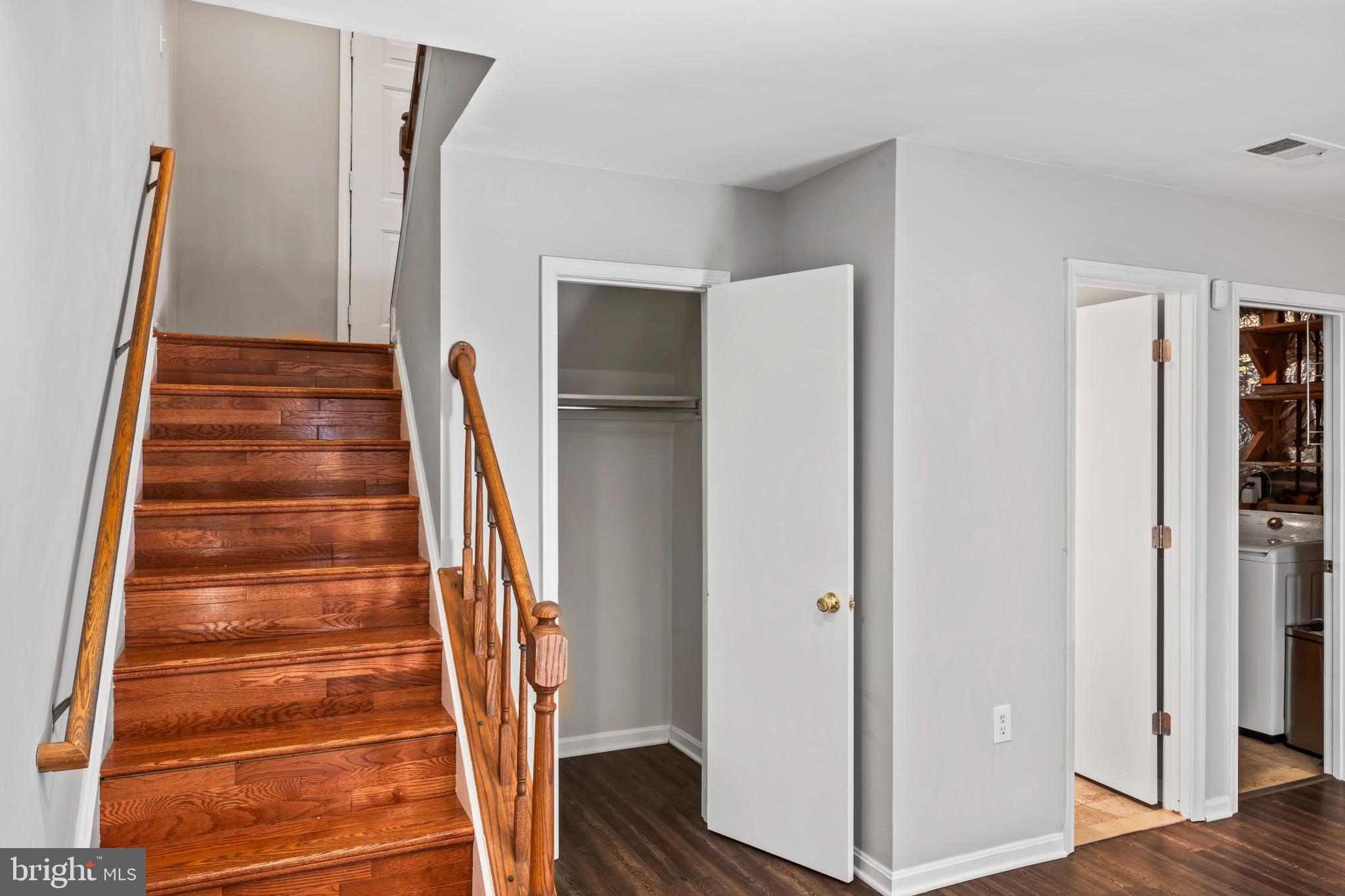 HOLLAND TOWNE - Residential Lease