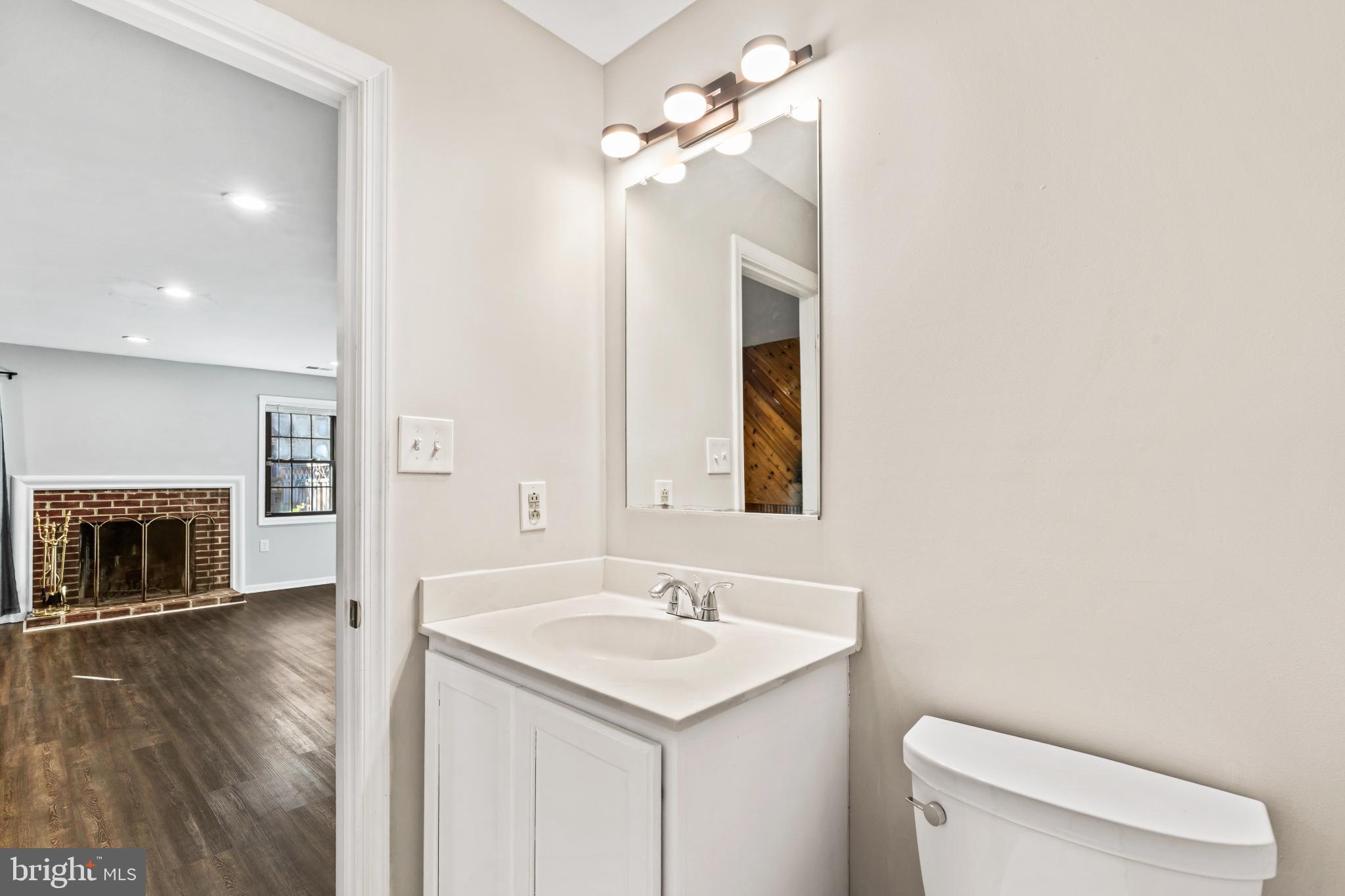 HOLLAND TOWNE - Residential Lease