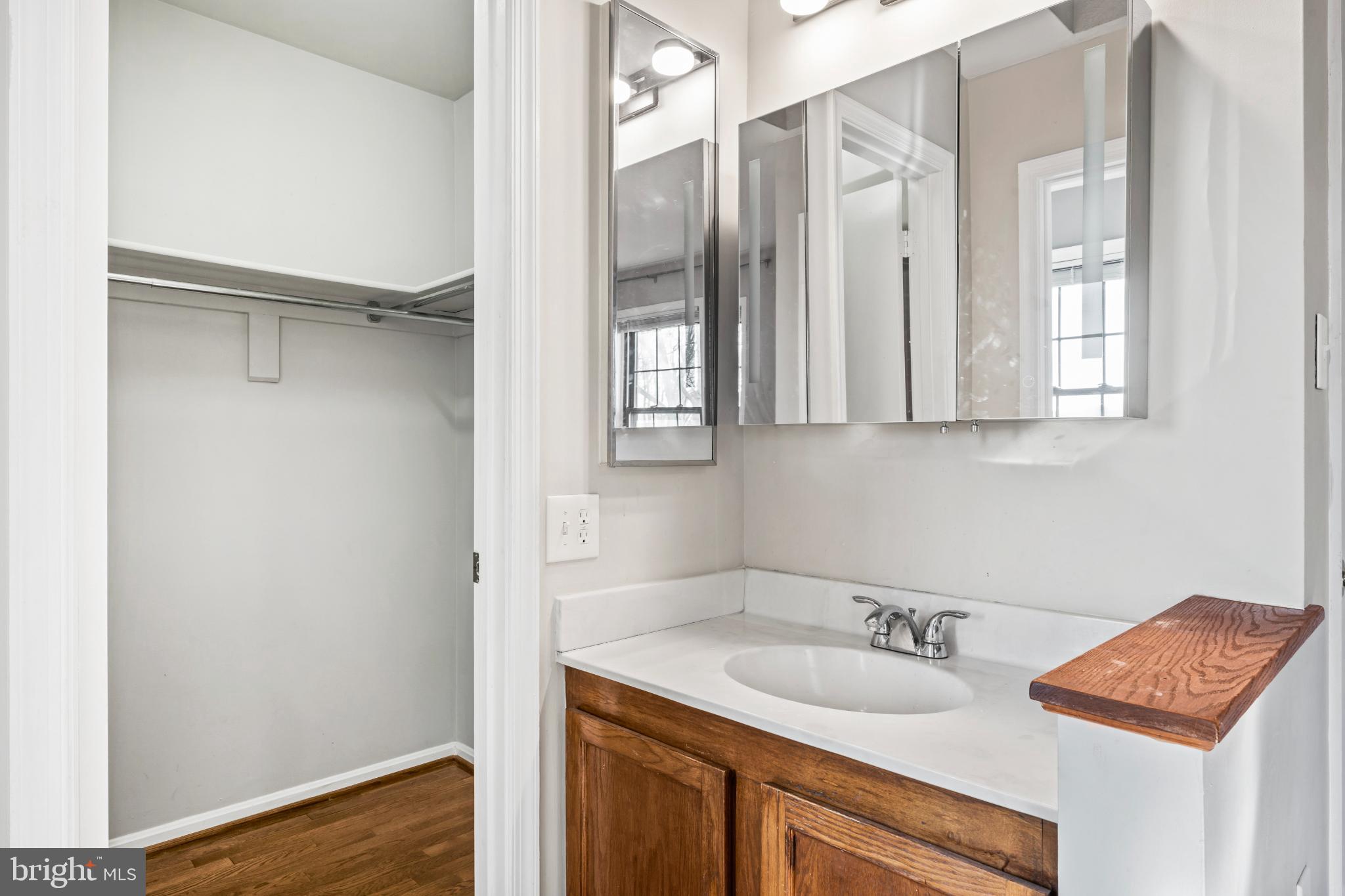 HOLLAND TOWNE - Residential Lease